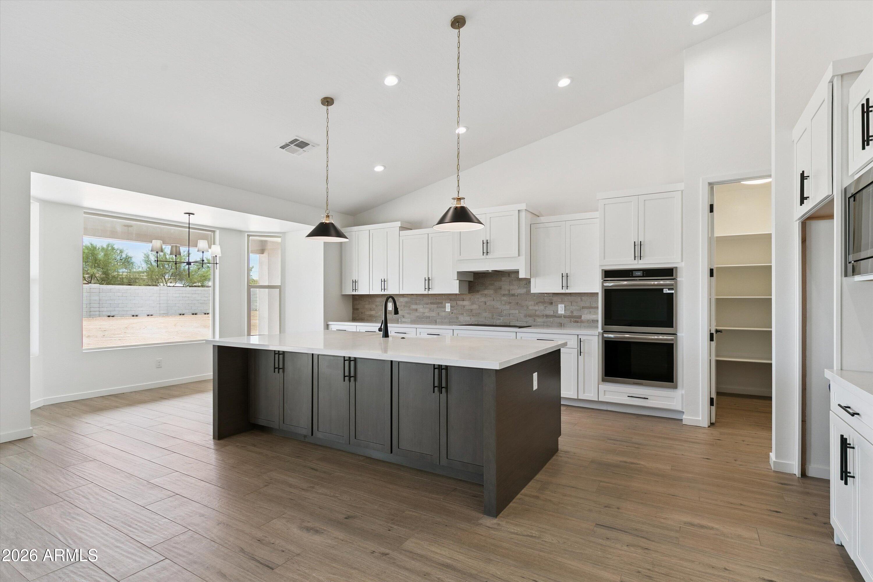 1686 E Carriage Lane