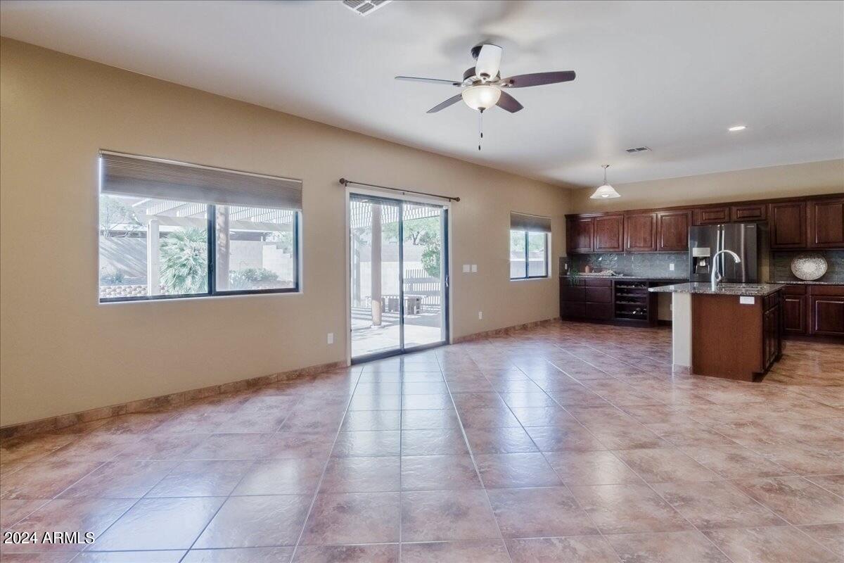 THE LEGENDS VALIENTE - Residential