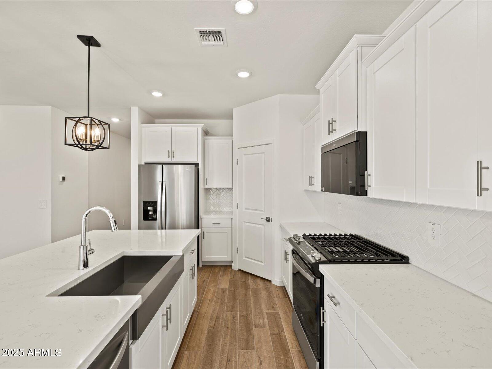 15836 W COTTONTAIL Lane