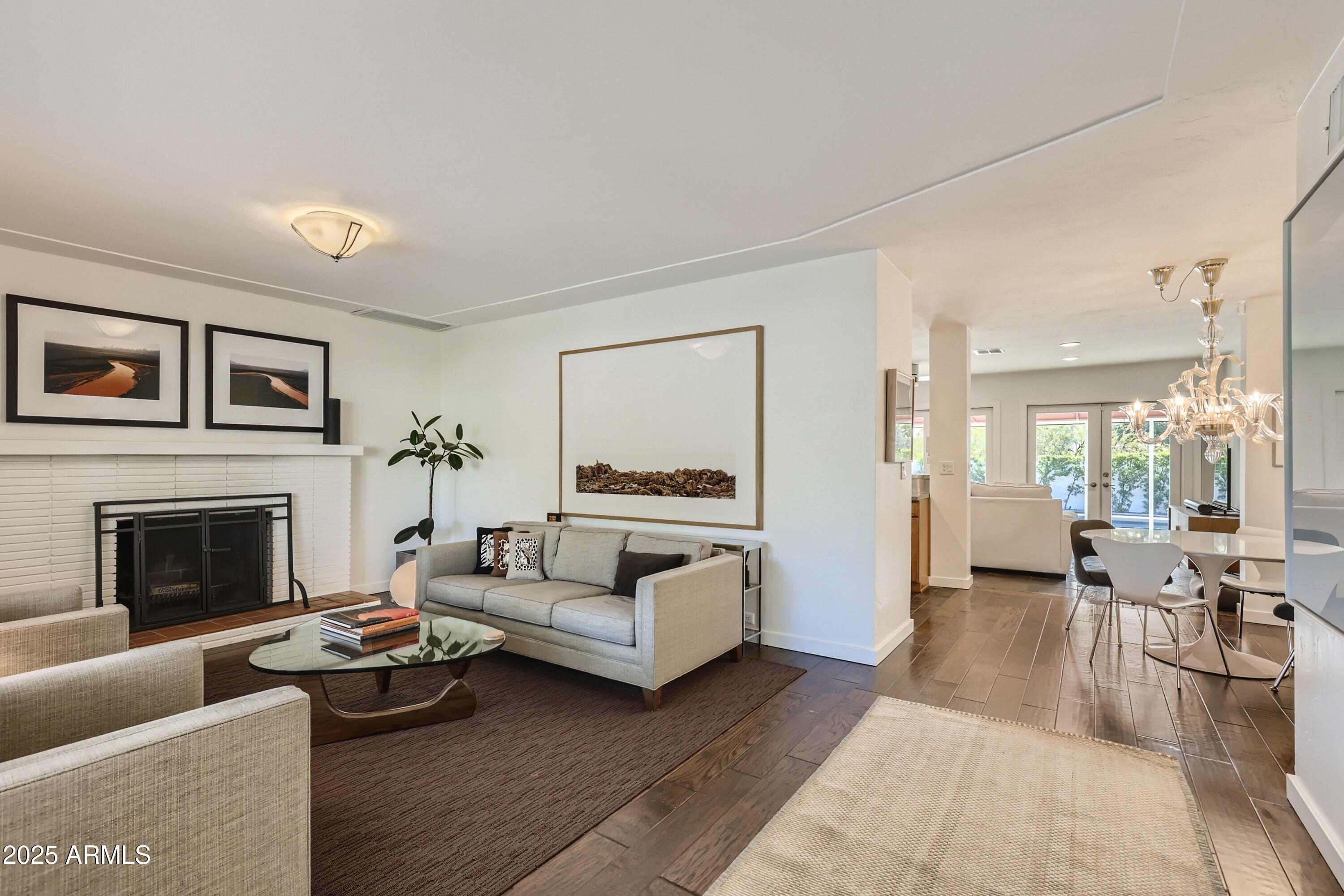 1527 E EL CAMINO Drive