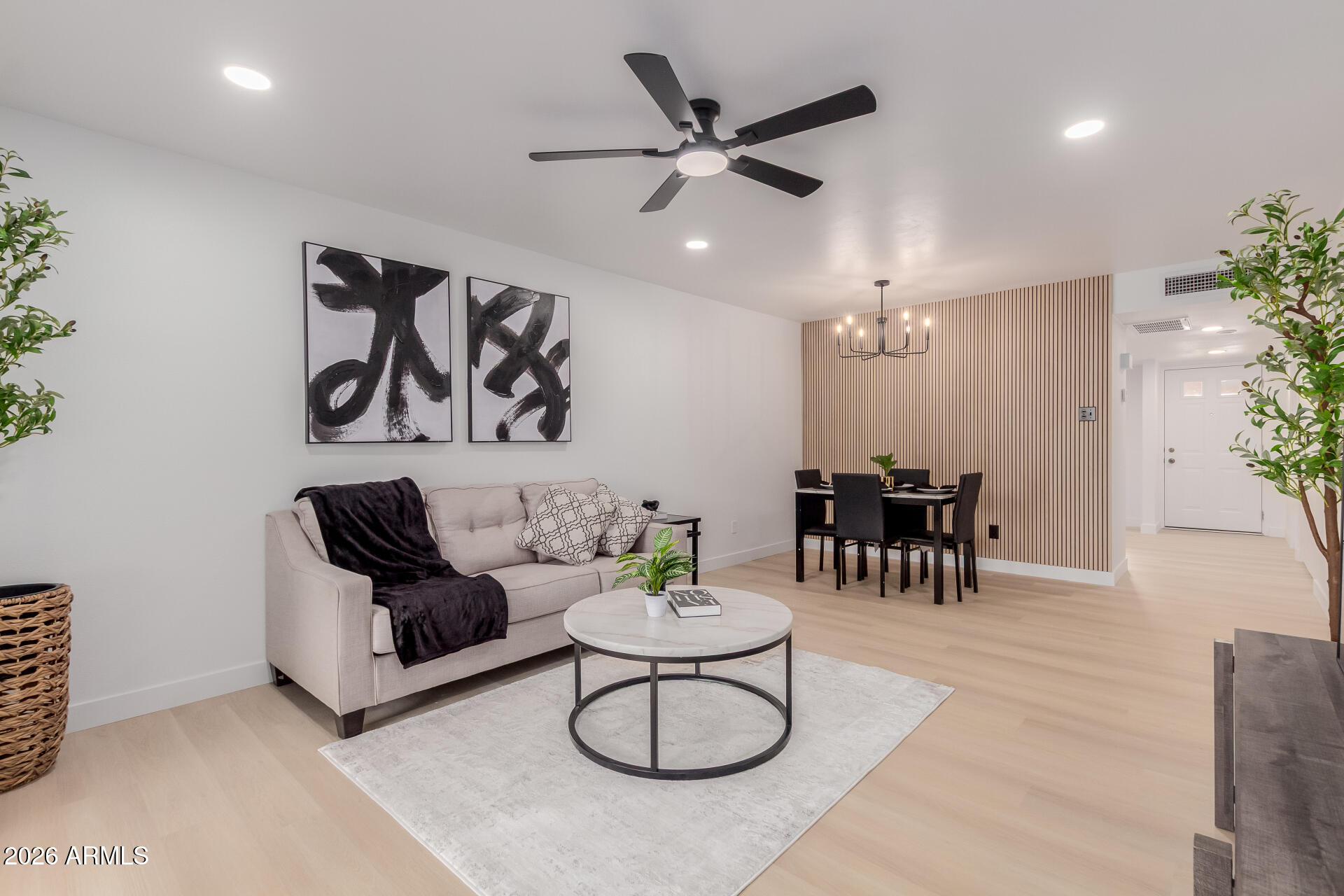 2432 W EUGIE Avenue W