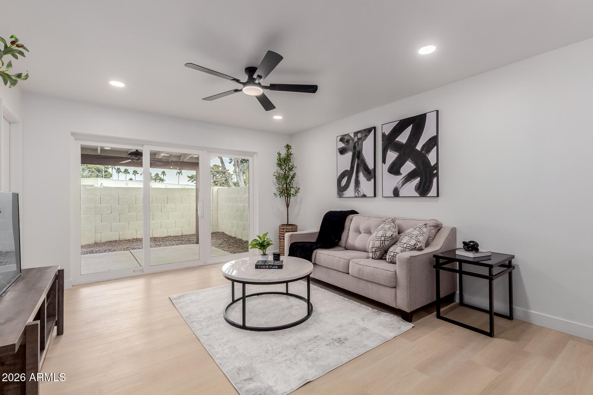 2432 W EUGIE Avenue W