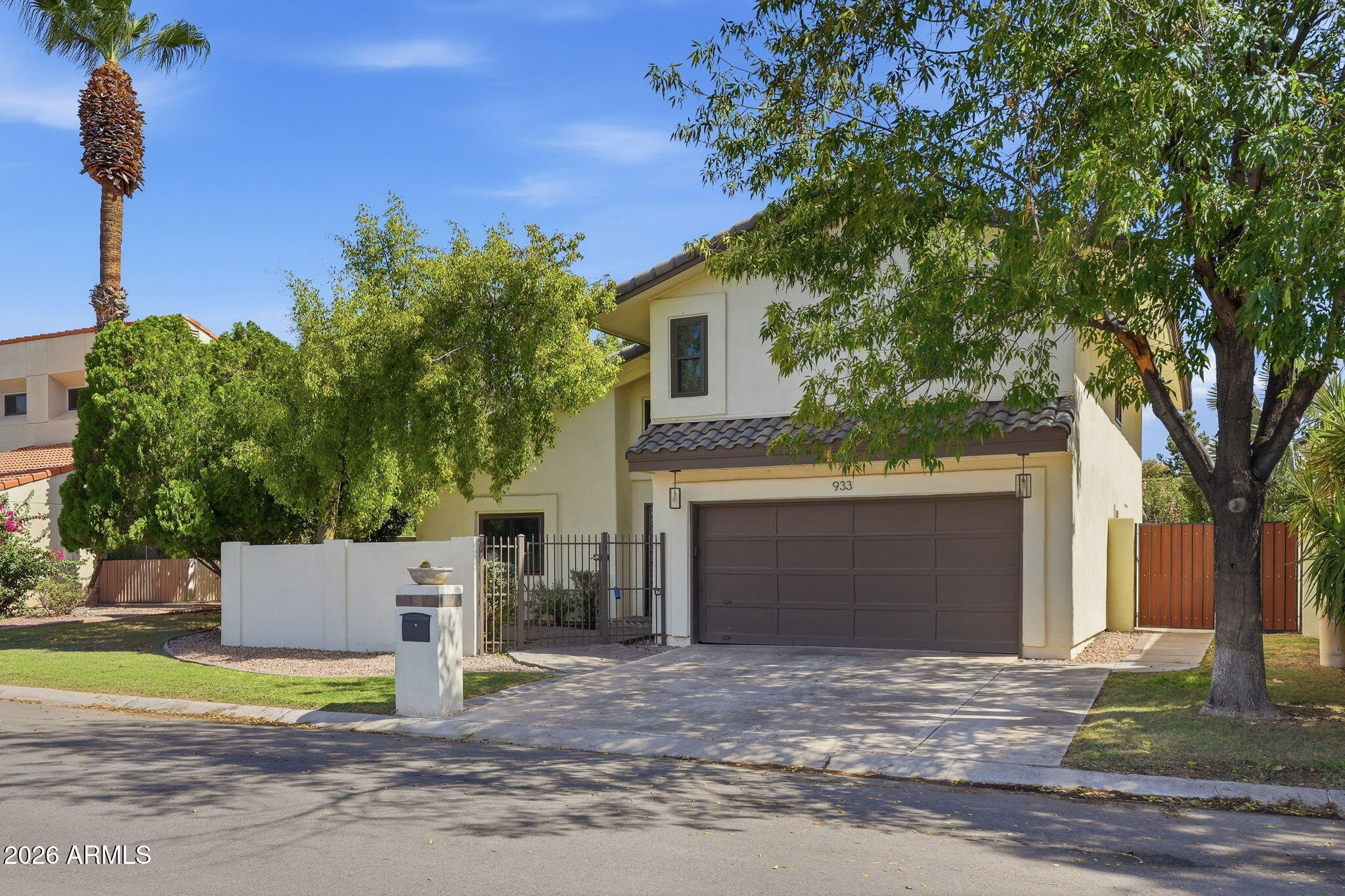 Properties 4 933 E LEEWARD Lane