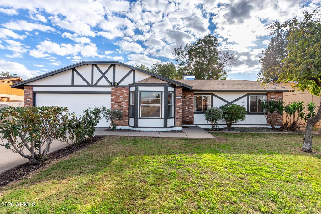 Photo of 301 E Desert Lane, Gilbert, AZ 85234 (MLS # 6963944)