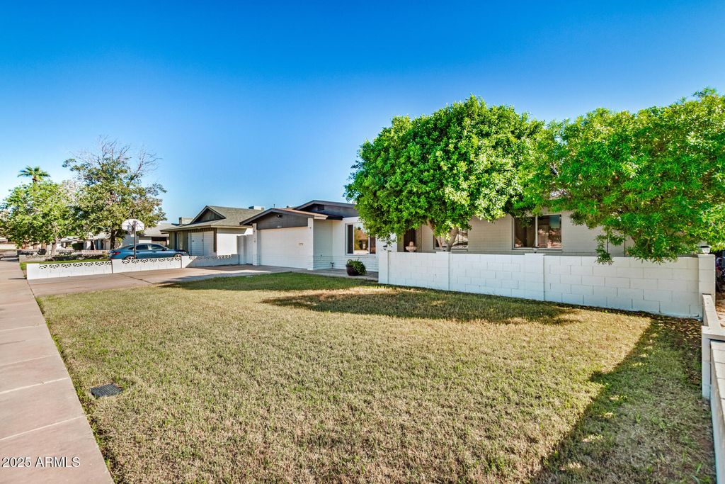 Photo of 2501 E Pebble Beach Drive, Tempe, AZ 85282 (MLS # 6929363)