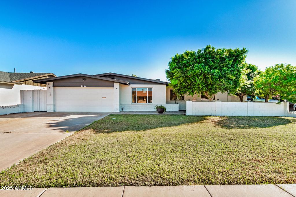 Photo of 2501 E Pebble Beach Drive, Tempe, AZ 85282 (MLS # 6929363)