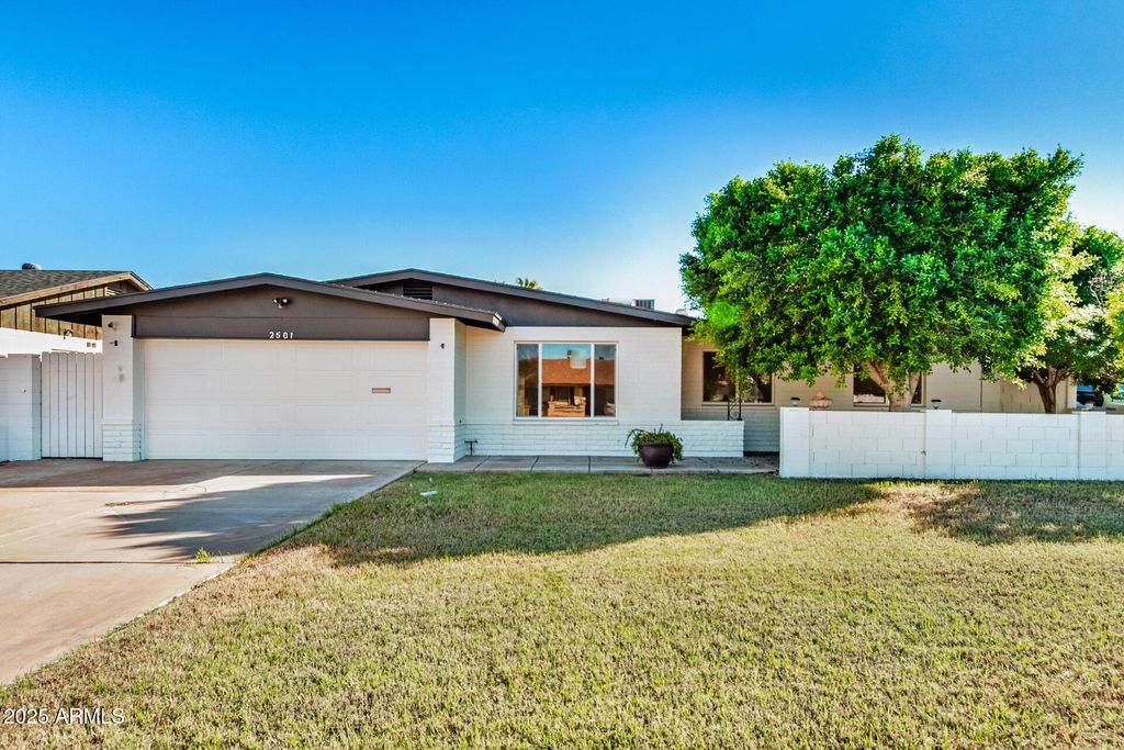 Photo of 2501 E Pebble Beach Drive, Tempe, AZ 85282 (MLS # 6929363)