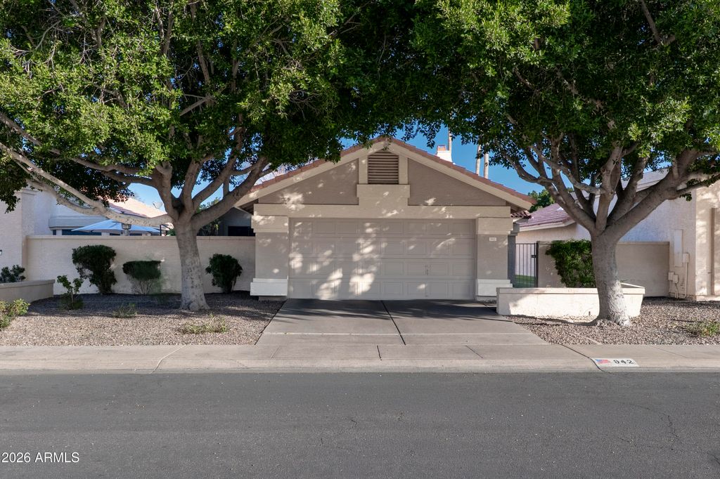 Photo of 942 W Barbados Drive, Gilbert, AZ 85233 (MLS # 6977929)