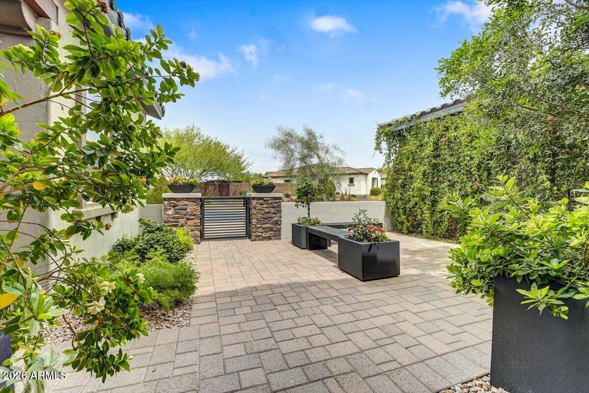 LONE MOUNTAIN - Residential