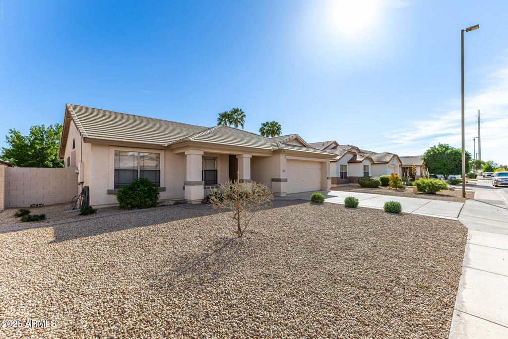Photo of 2085 E Smoke Tree Road, Gilbert, AZ 85296 (MLS # 6999407)