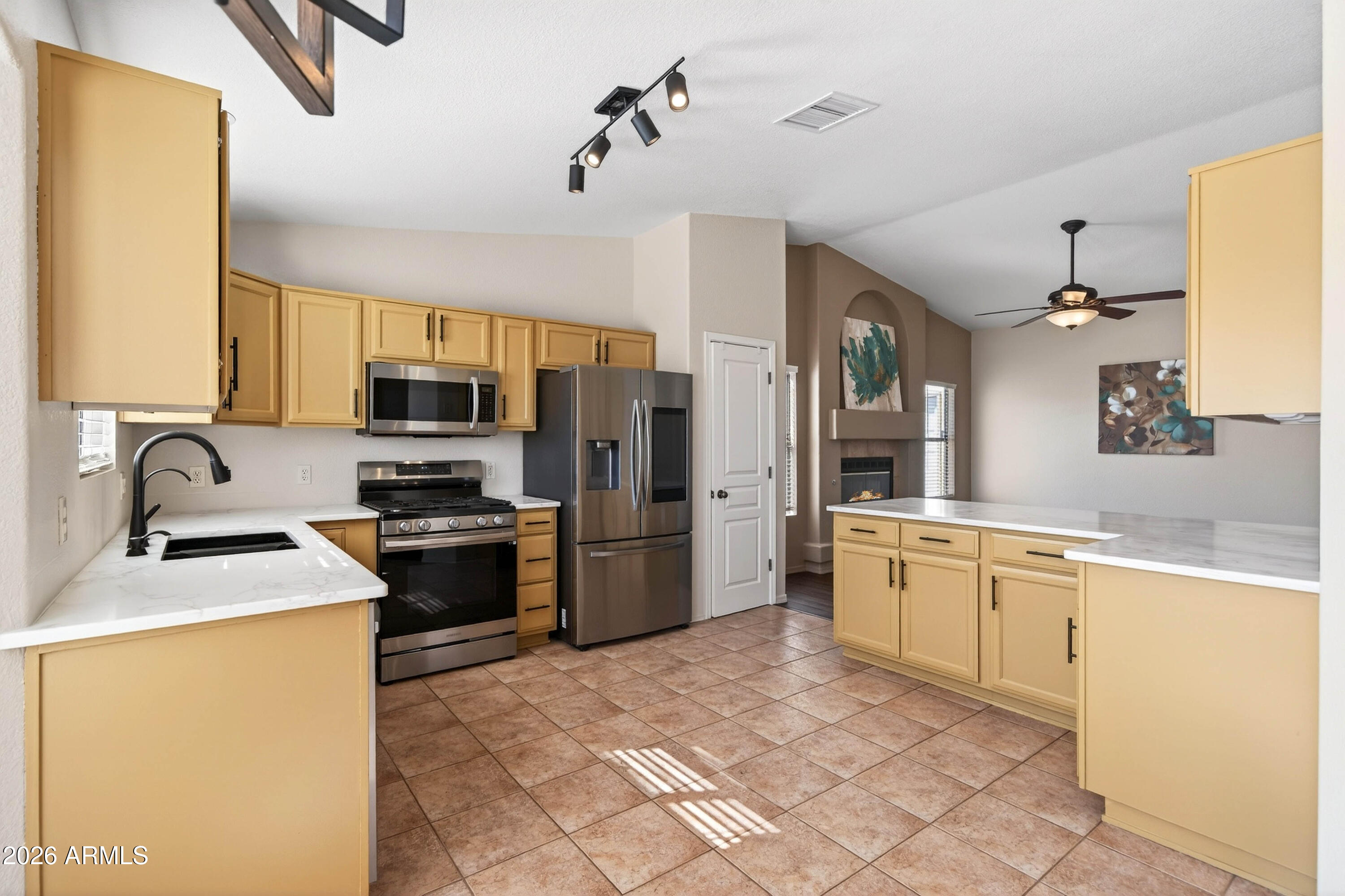 CANYON DE FLORES PHASE 1A - Residential Lease
