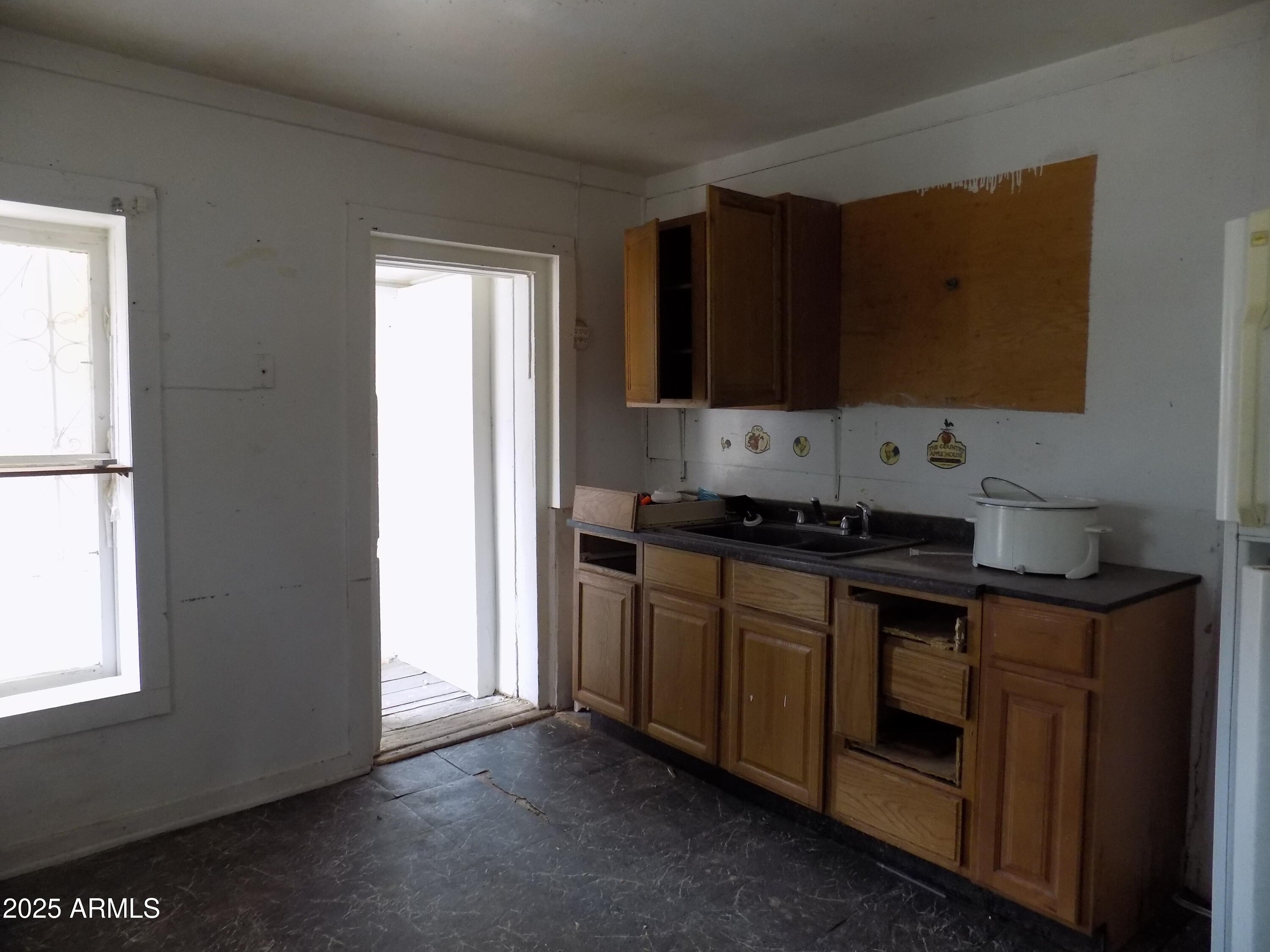 571 W PORPHYRY Street