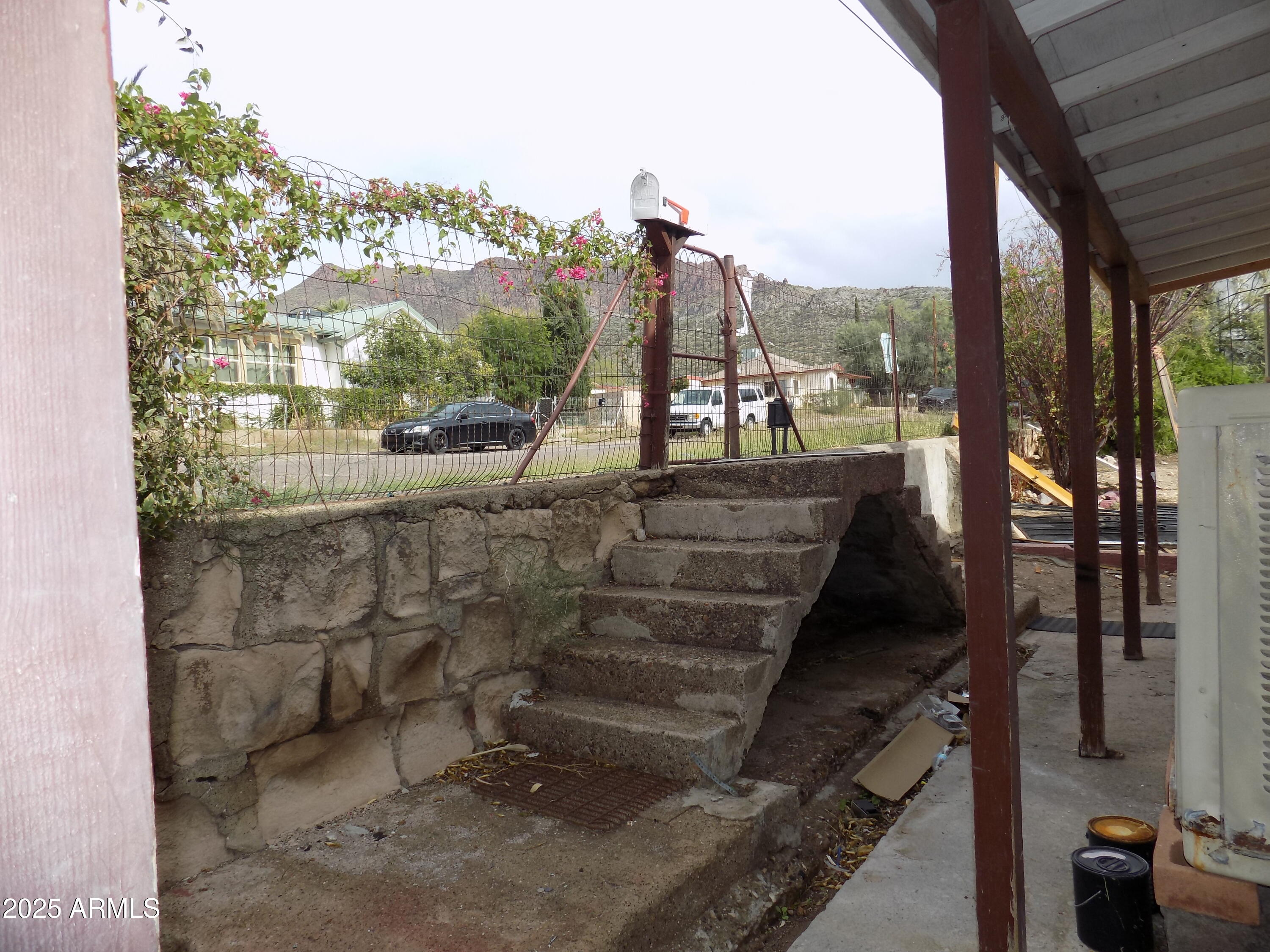 571 W PORPHYRY Street