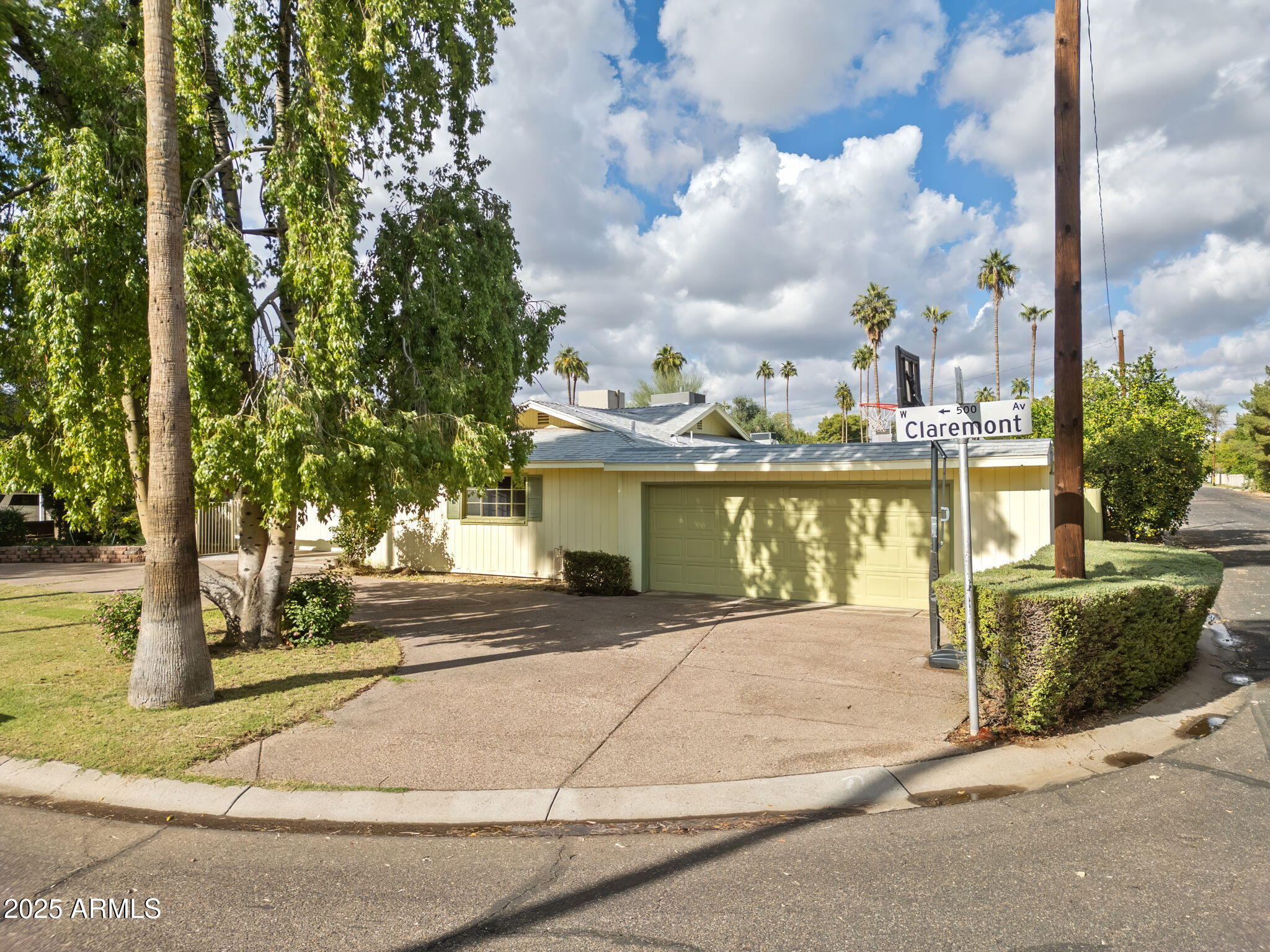 502 W CLAREMONT Avenue