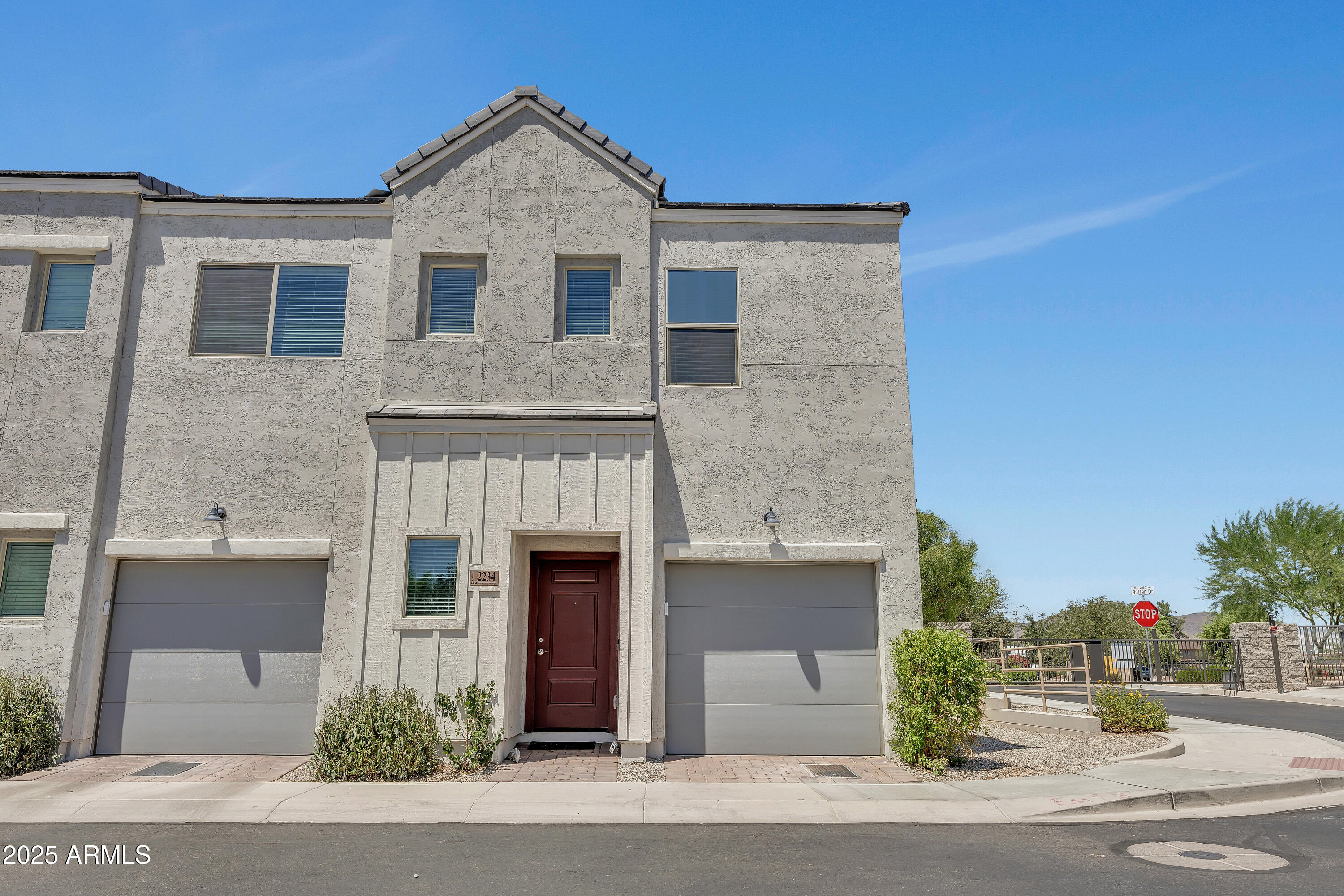 2234 W EL CARO Drive