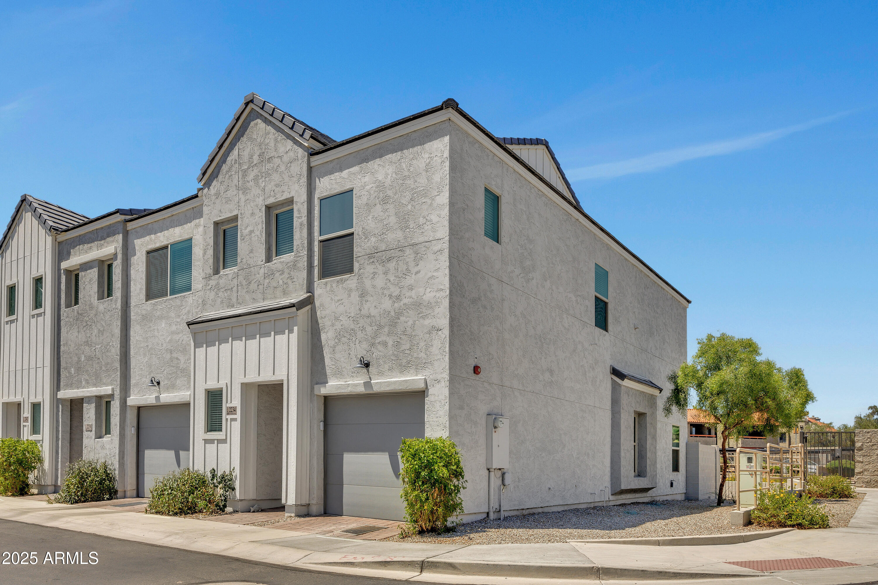 2234 W EL CARO Drive
