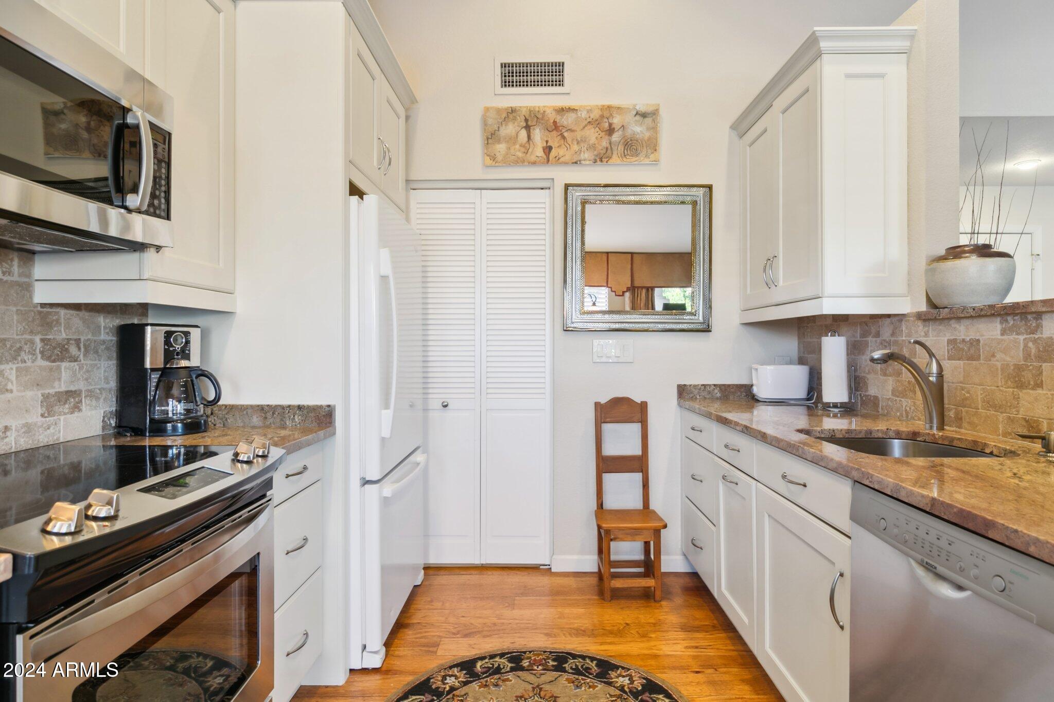 9707 E MOUNTAIN VIEW Road E 2438