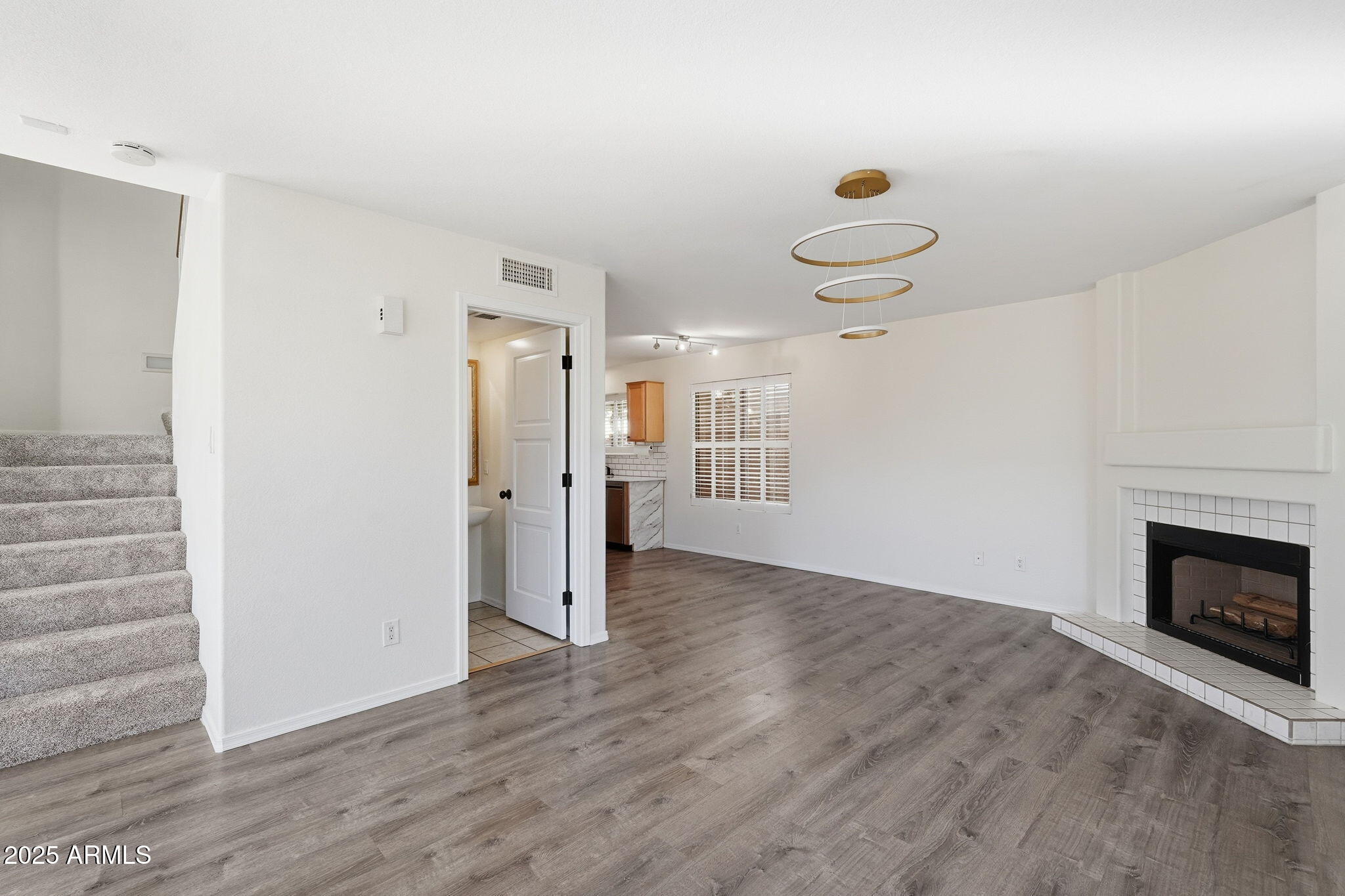 1070 W LARK Drive