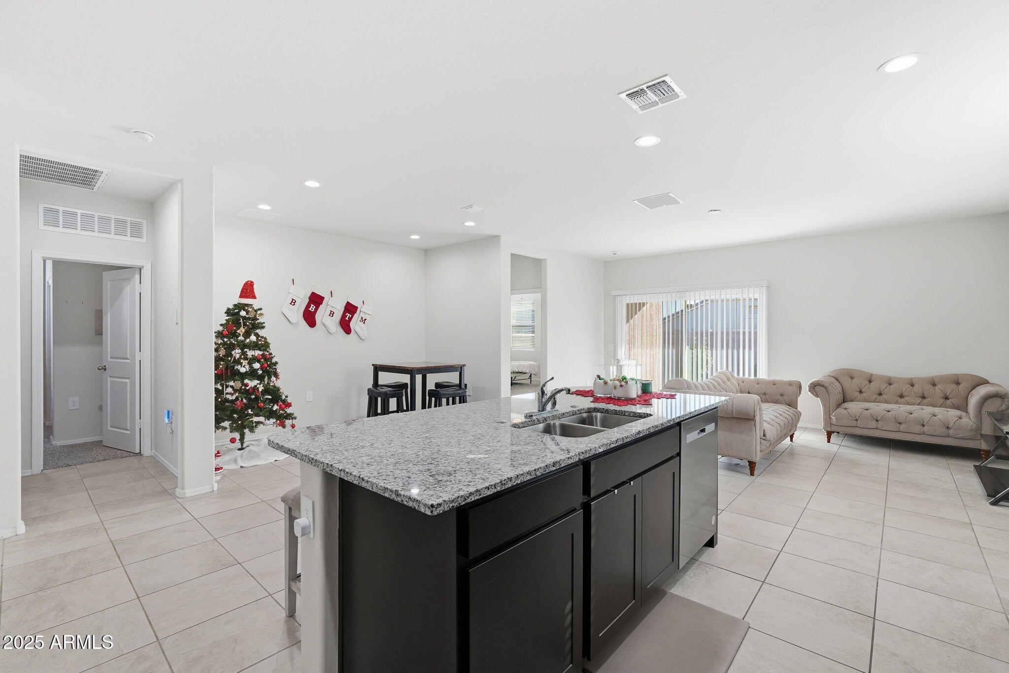 18591 W DESERT HOLLOW Drive