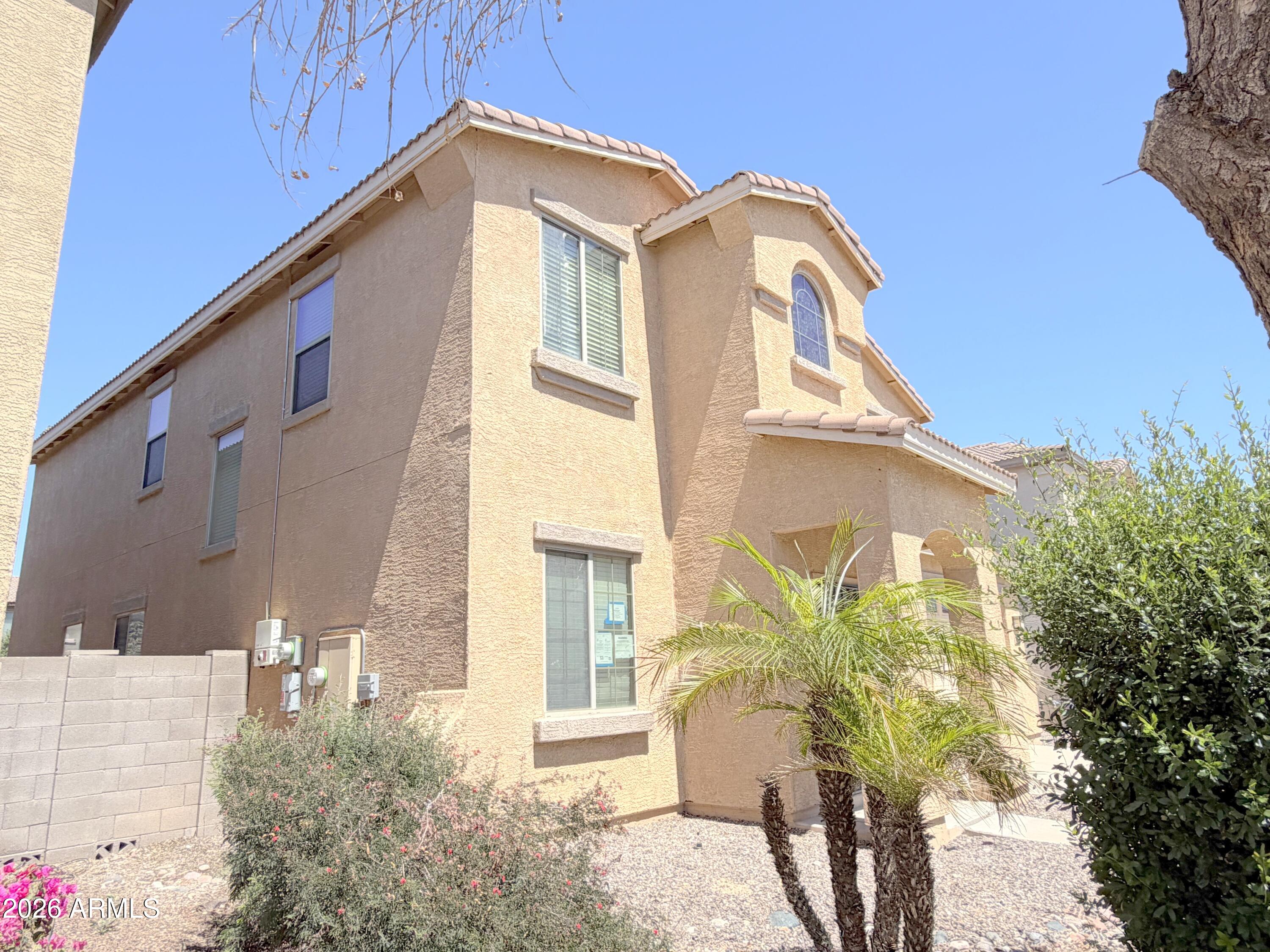 1084 E SADDLEBACK Place
