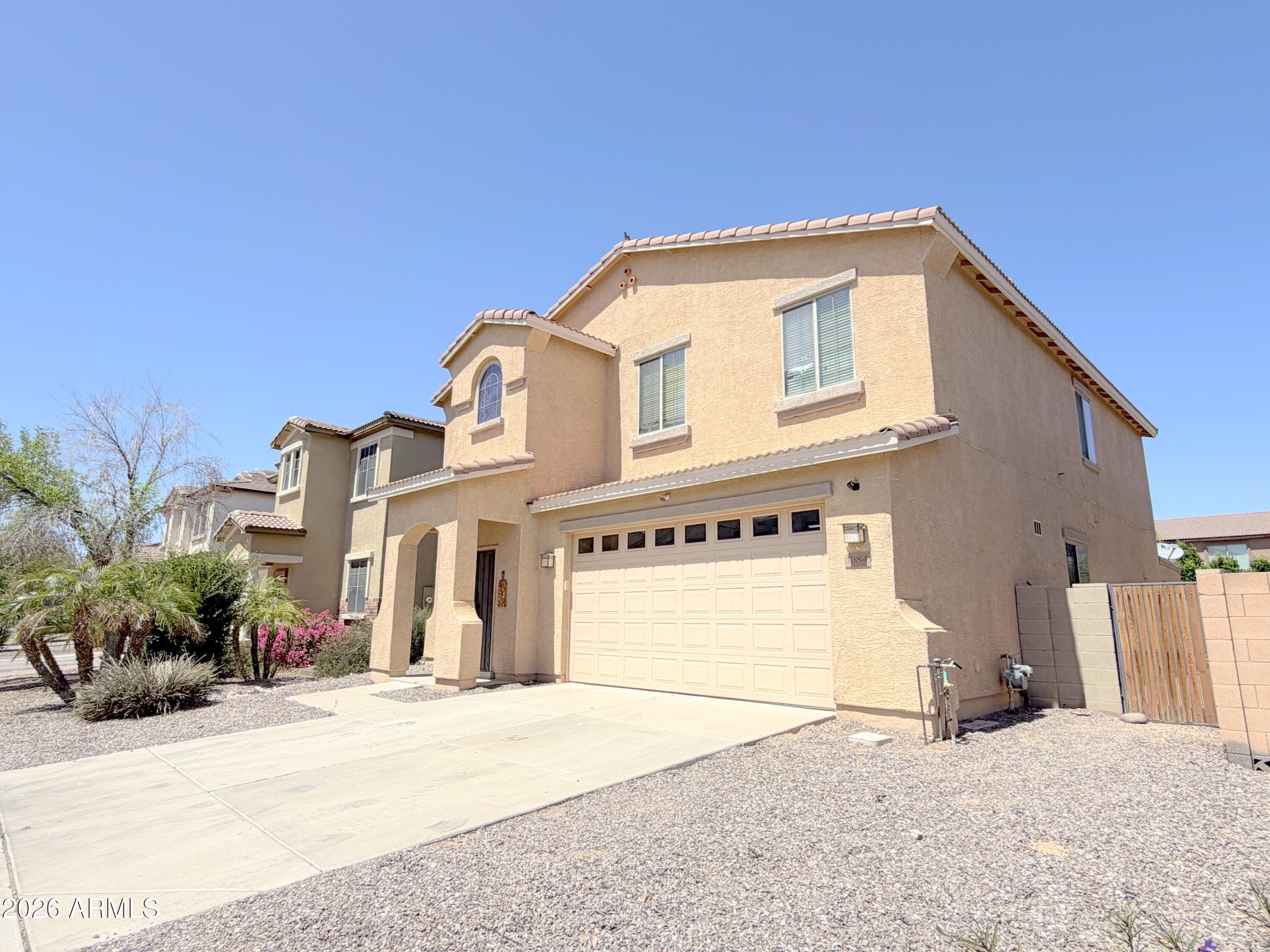 1084 E SADDLEBACK Place