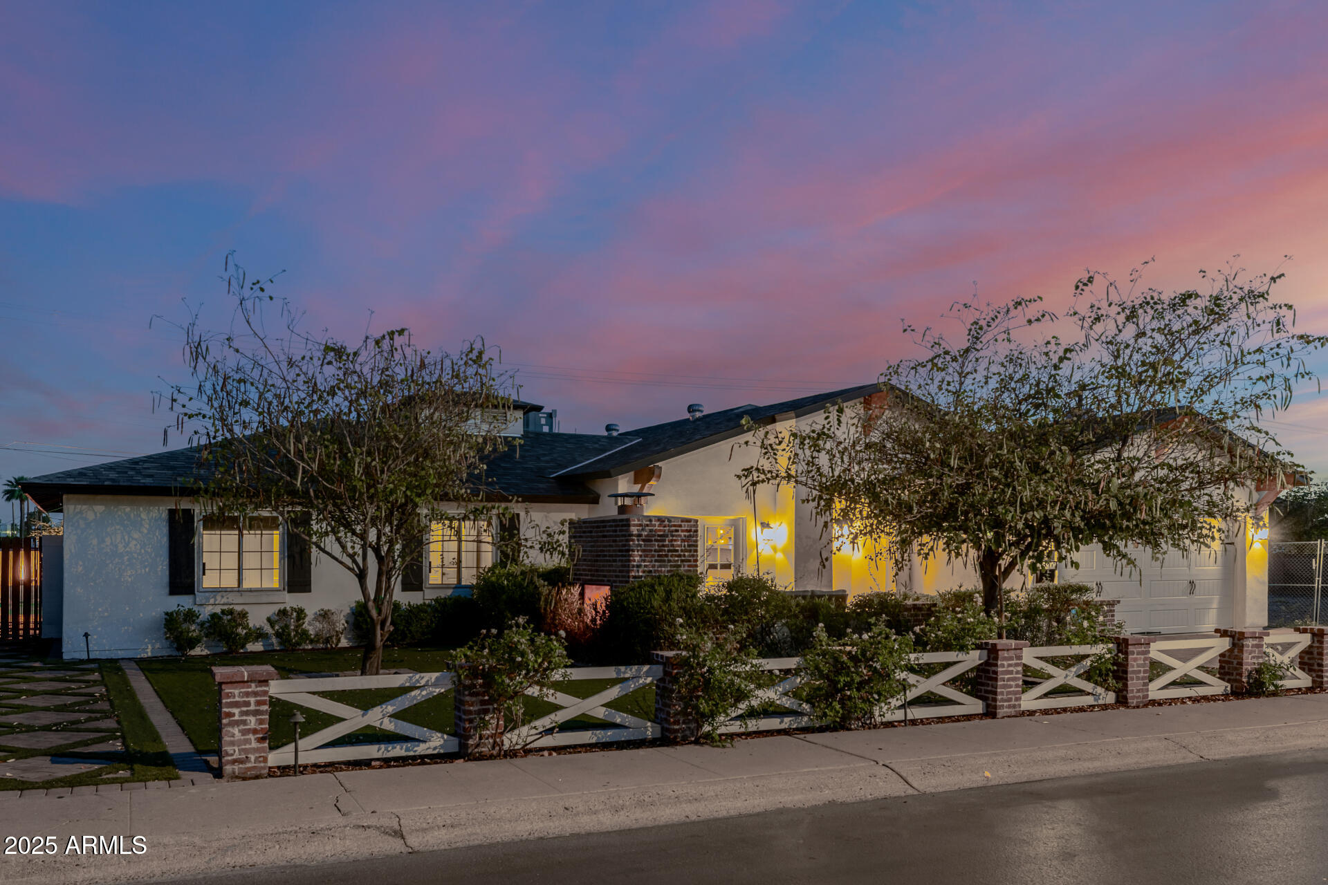 4021 E GLENROSA Avenue