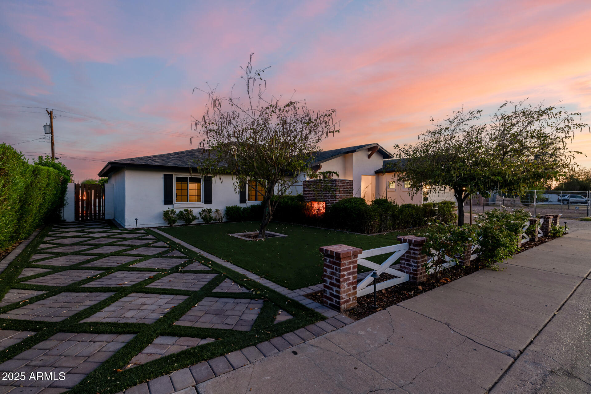 4021 E GLENROSA Avenue