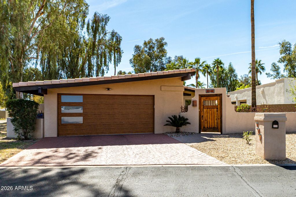 Photo of 601 W Gibraltar Lane, Phoenix, AZ 85023 (MLS # 7000306)