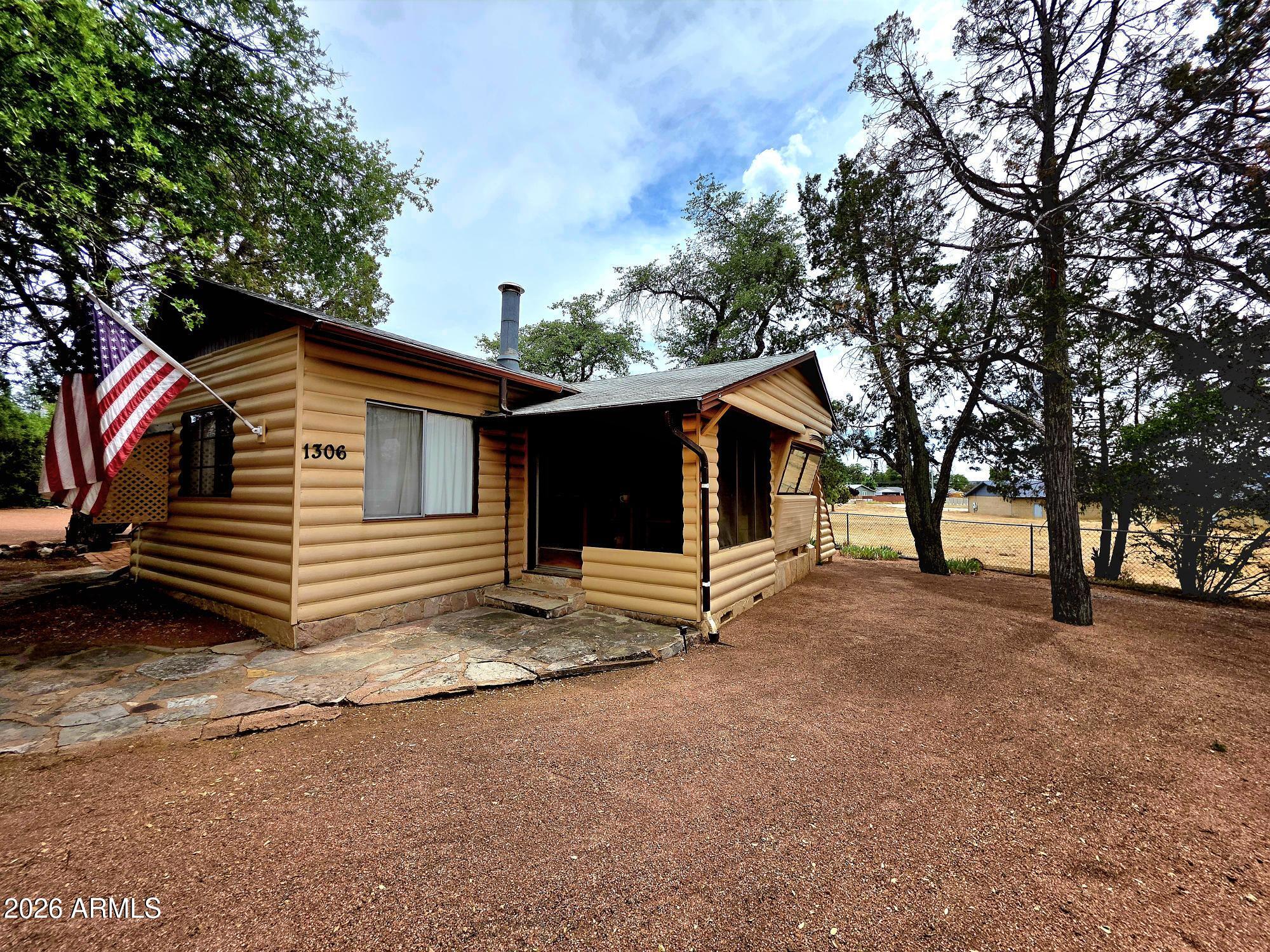 1306 N WOODLAND Drive