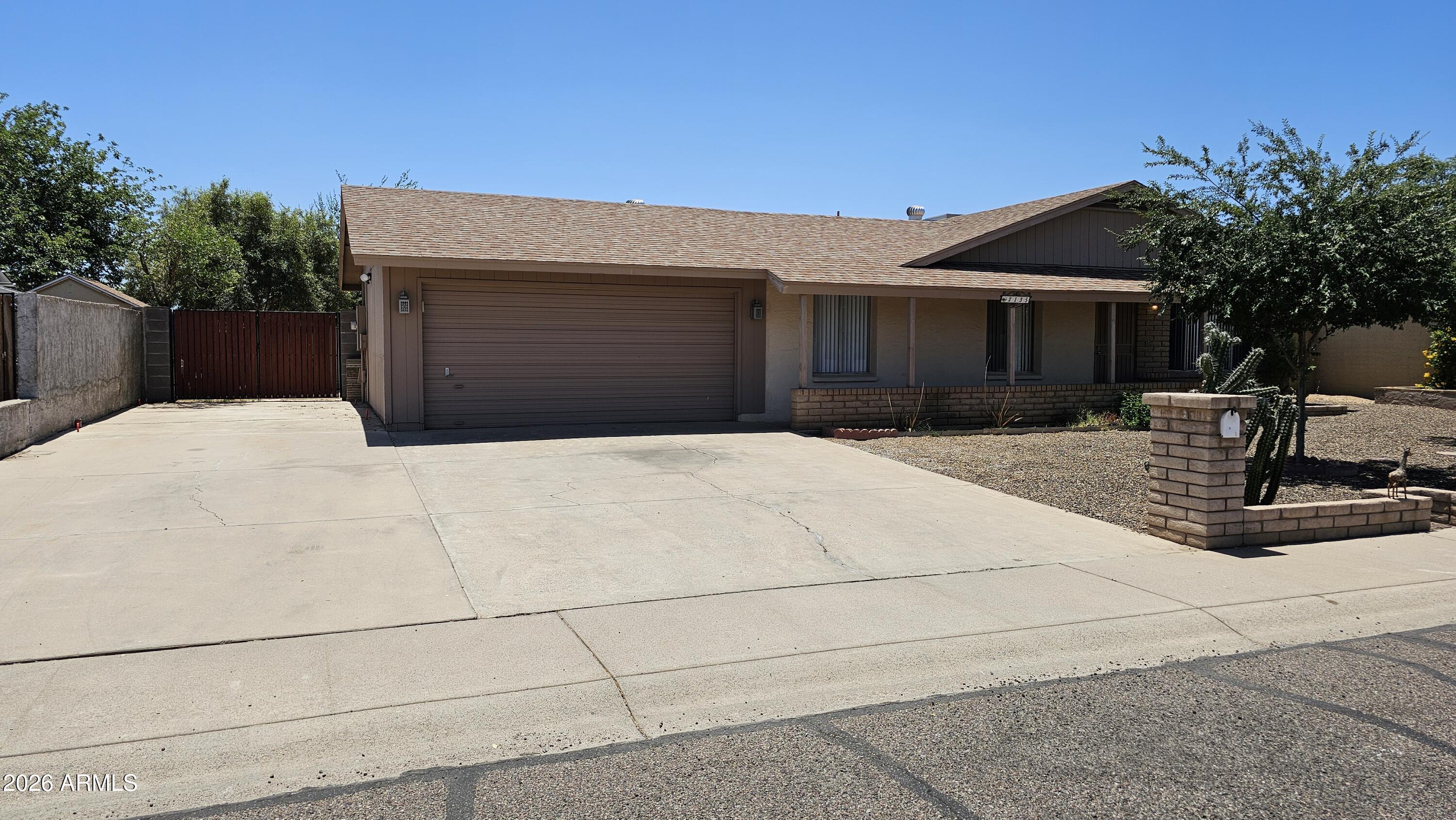 2135 W MAPLE Drive