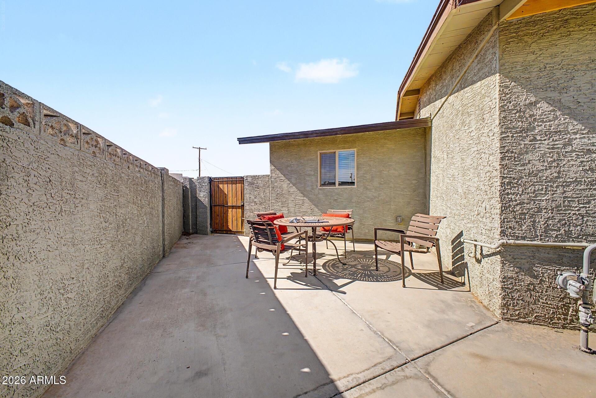 1048 W HEATHER Drive