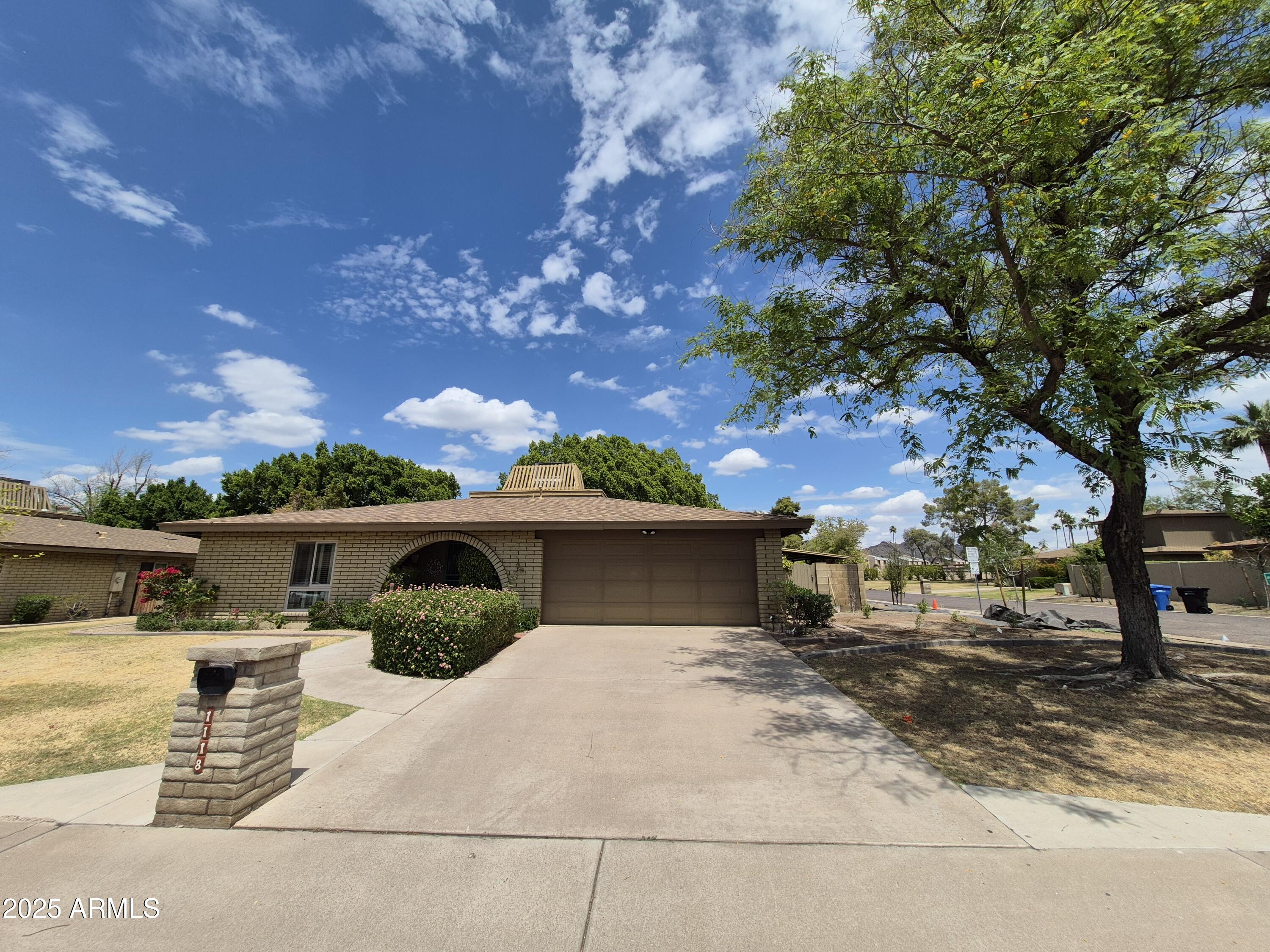 1118 E ORANGEWOOD Avenue