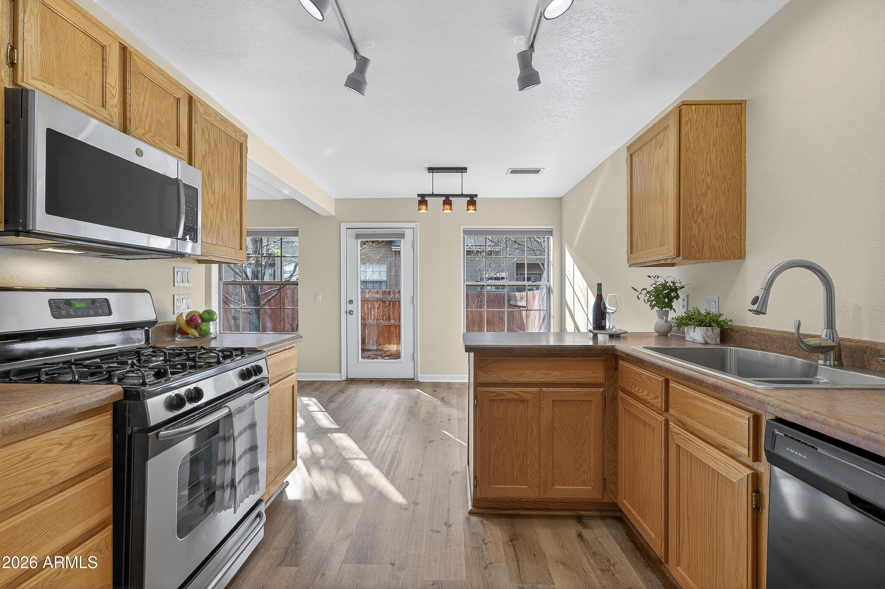 TOWNHOMES AT BOULDER POINTE 2 - Residential