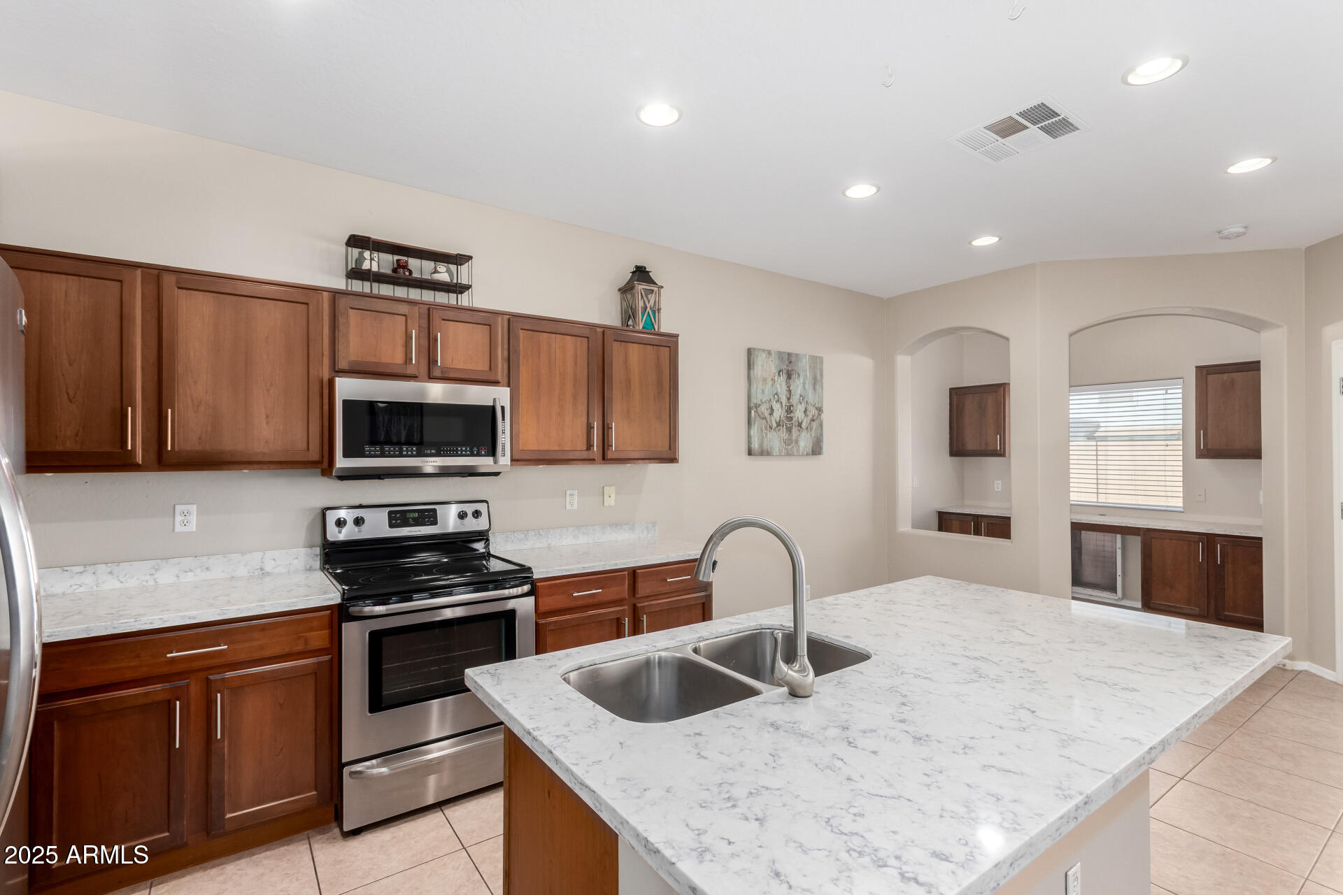 688 W GREEN TREE Drive