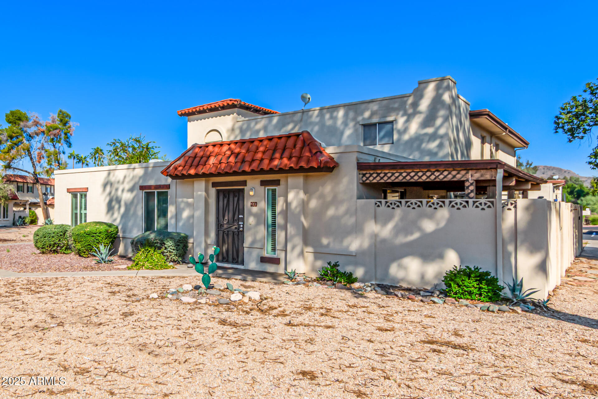 821 E JOAN D ARC Avenue