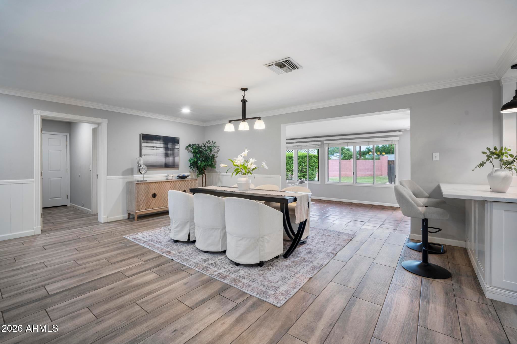 1542 W LOMA Lane