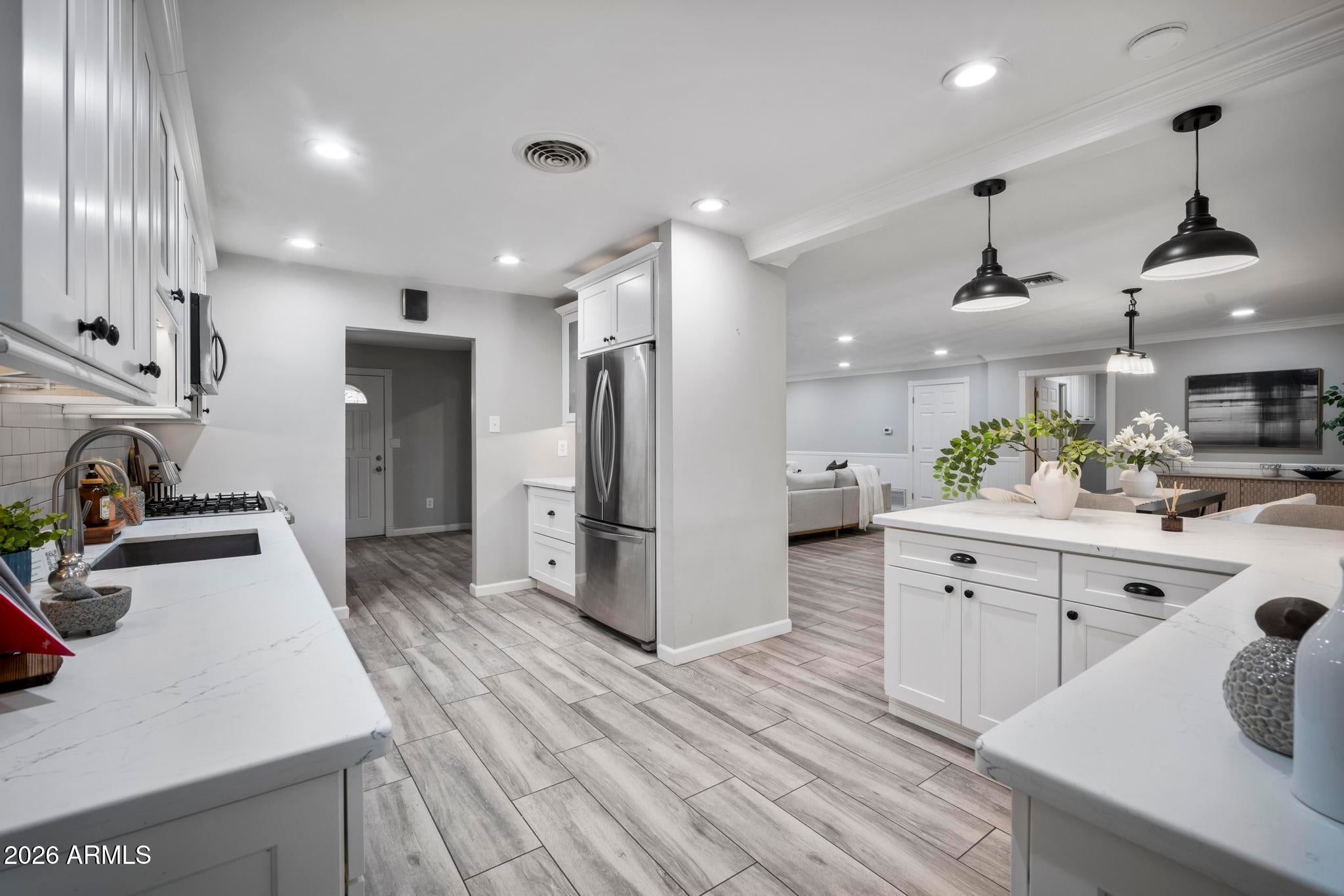 1542 W LOMA Lane