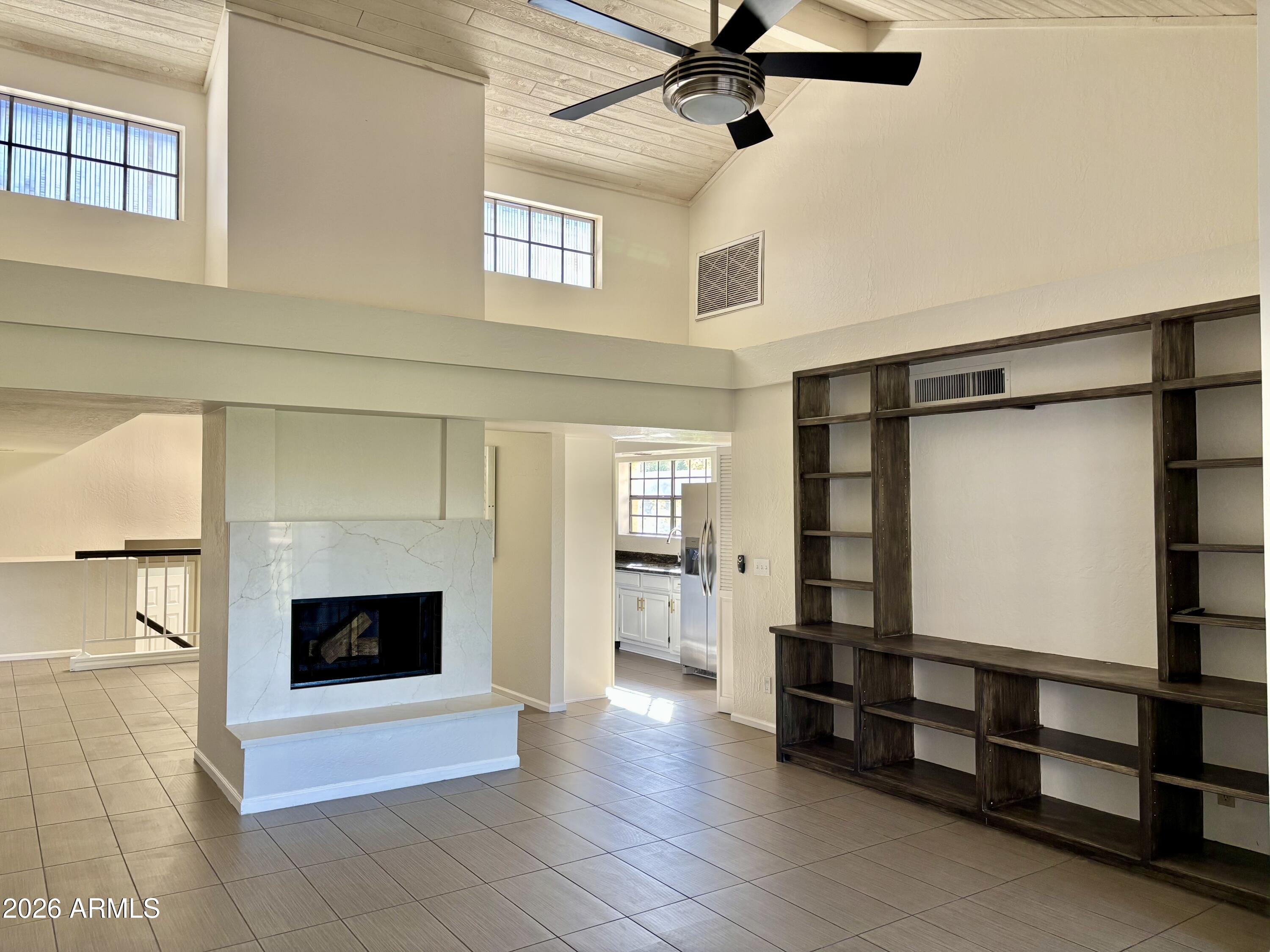 7800 E LINCOLN Drive 2047