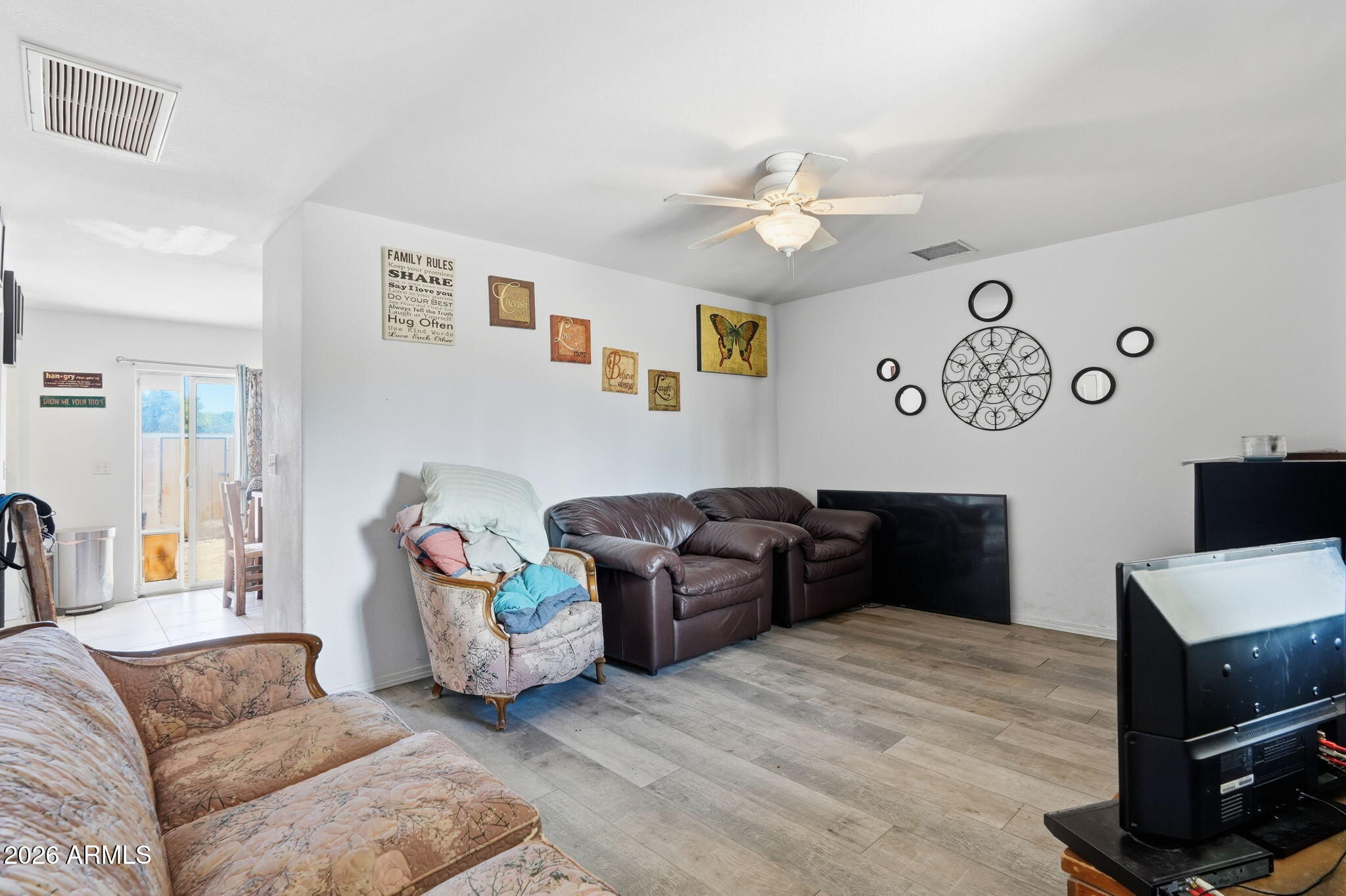 803 W LONGHORN Road 1