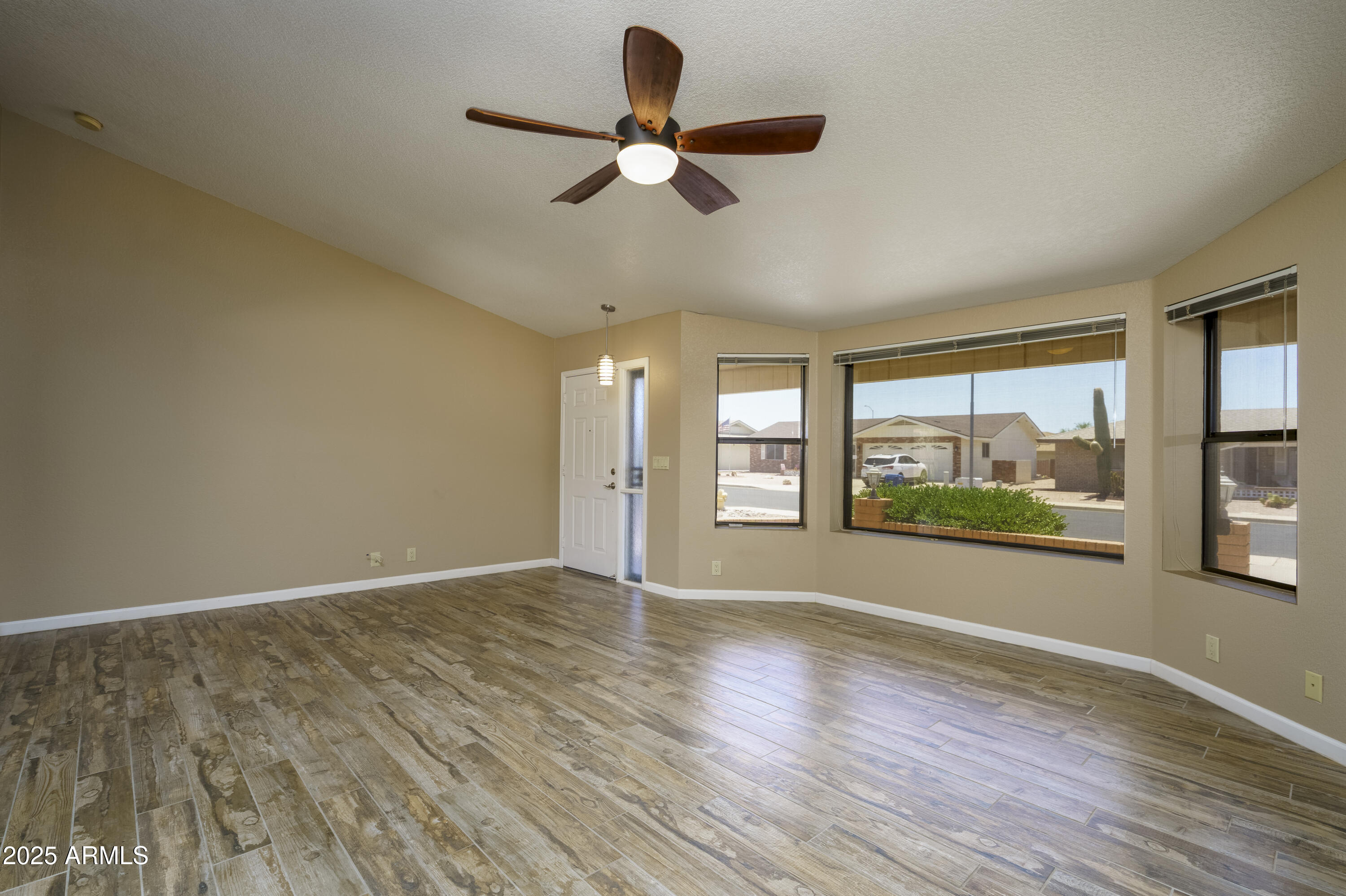 8230 E NAVARRO Avenue