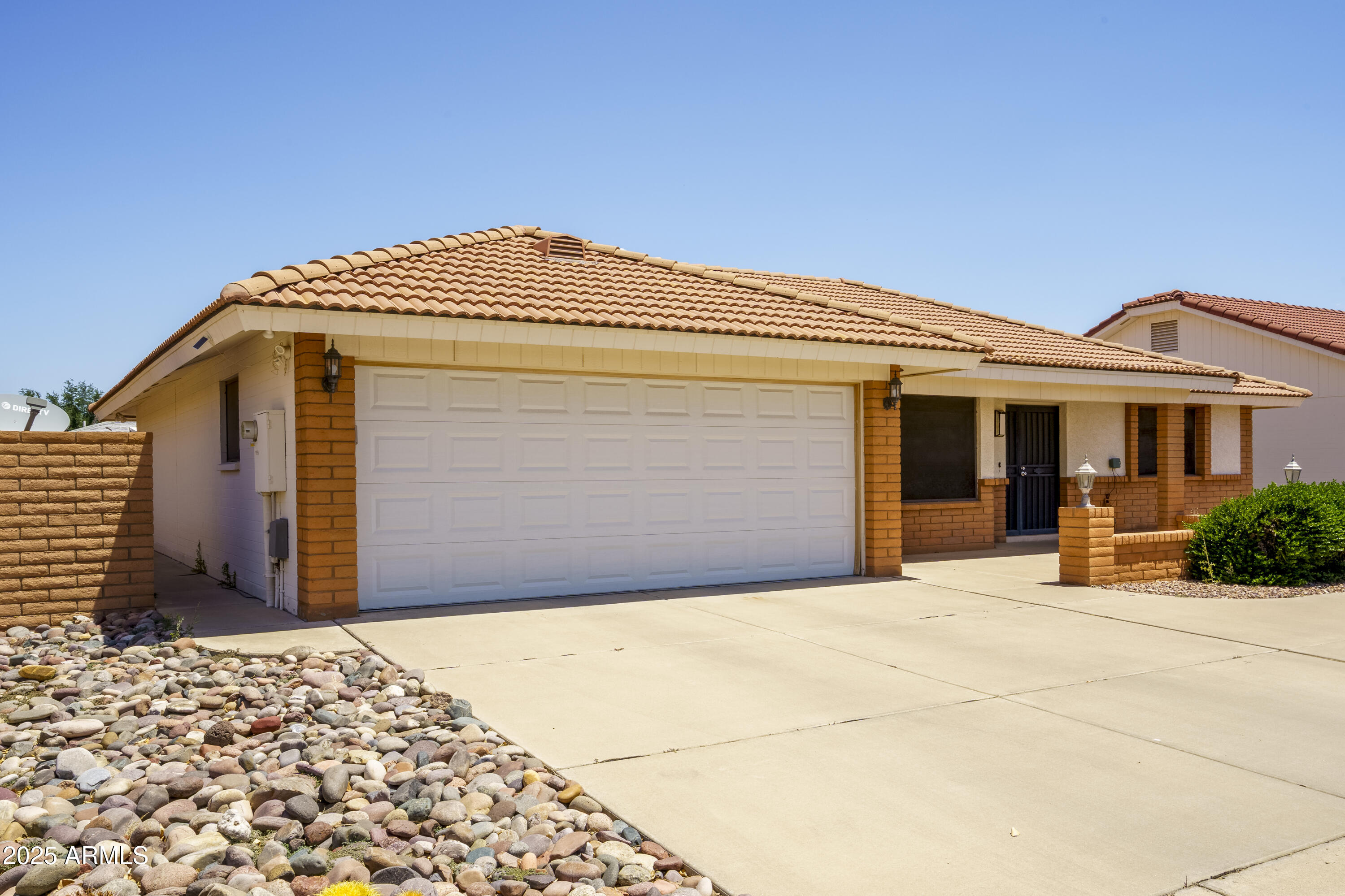 8230 E NAVARRO Avenue