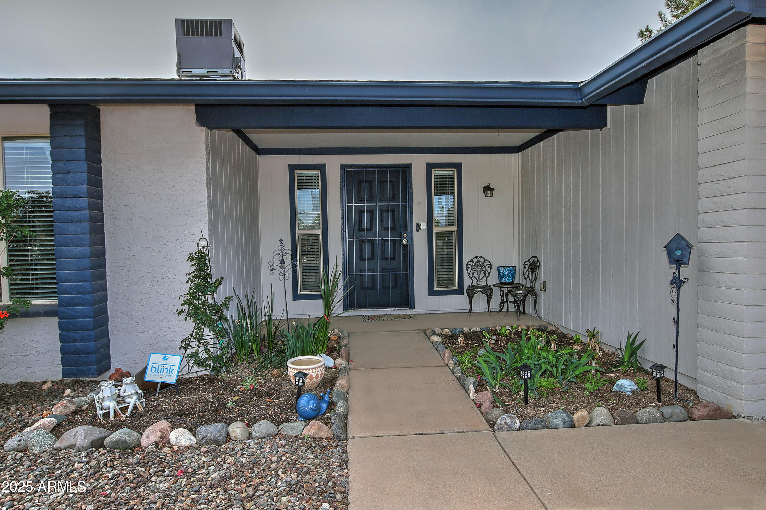 815 E PARADISE Lane