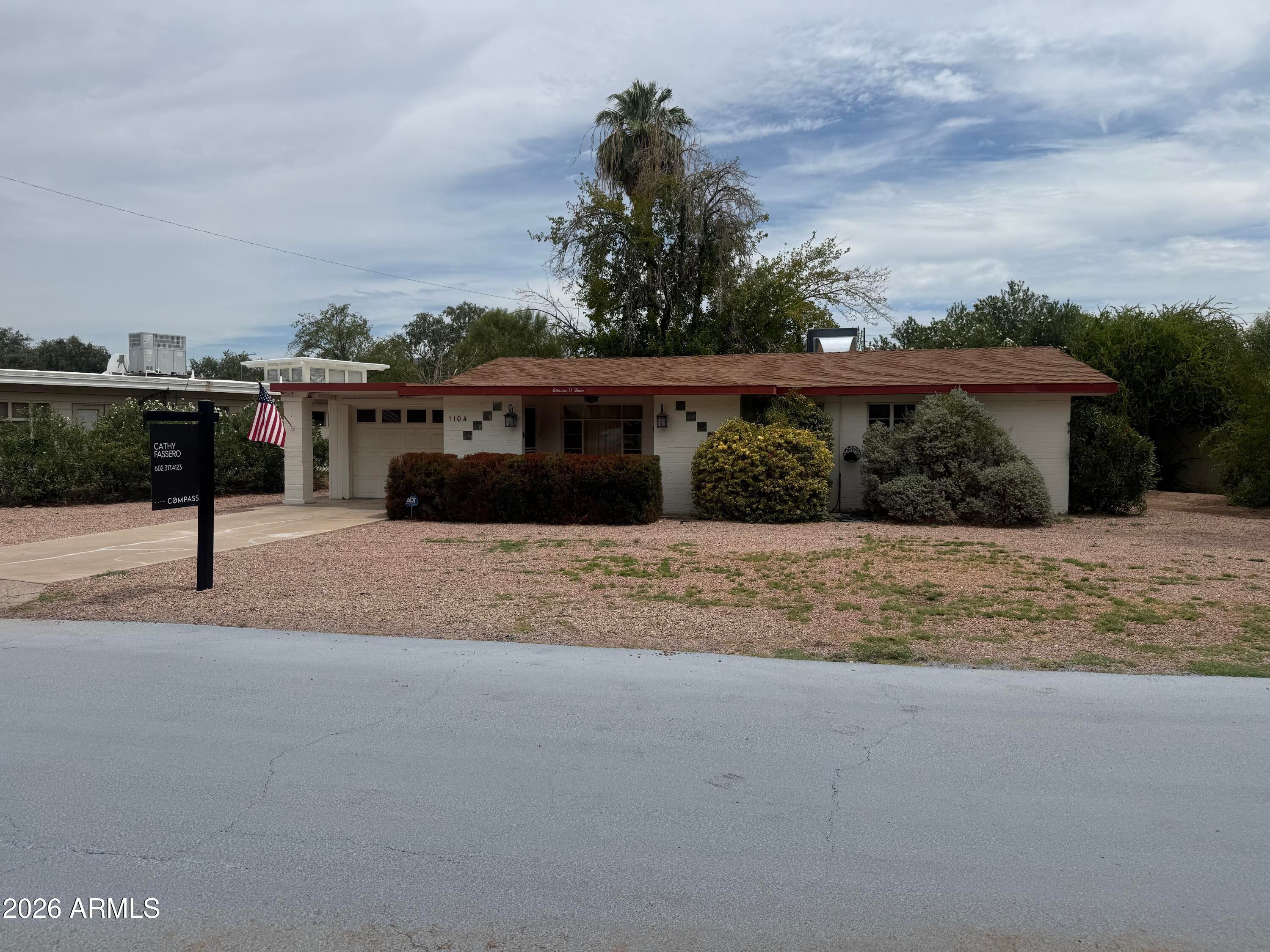 1104 E FERN Drive S