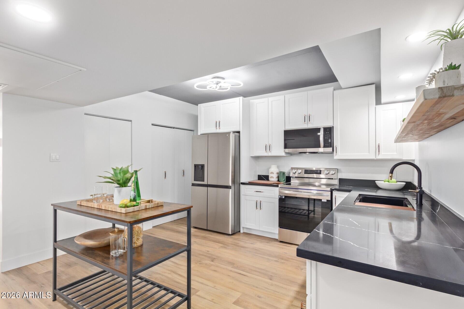 351 E THOMAS Road D208