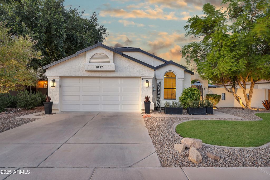 Photo of 1832 W Wildhorse Drive, Chandler, AZ 85286 (MLS # 6927797)