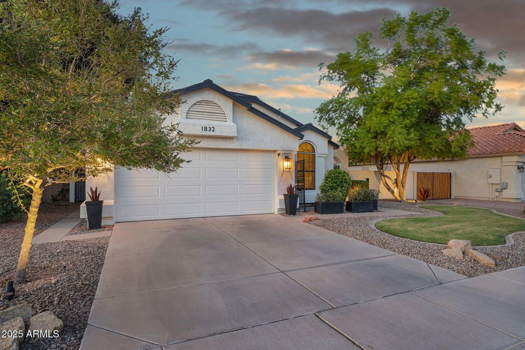 Photo of 1832 W Wildhorse Drive, Chandler, AZ 85286 (MLS # 6927797)