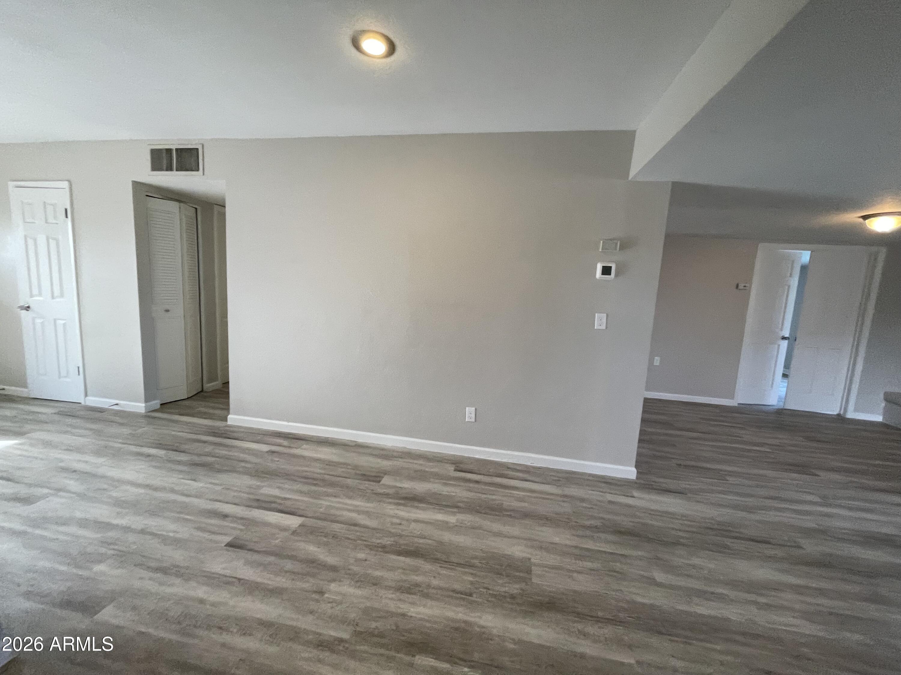 2128 W HARTFORD Avenue