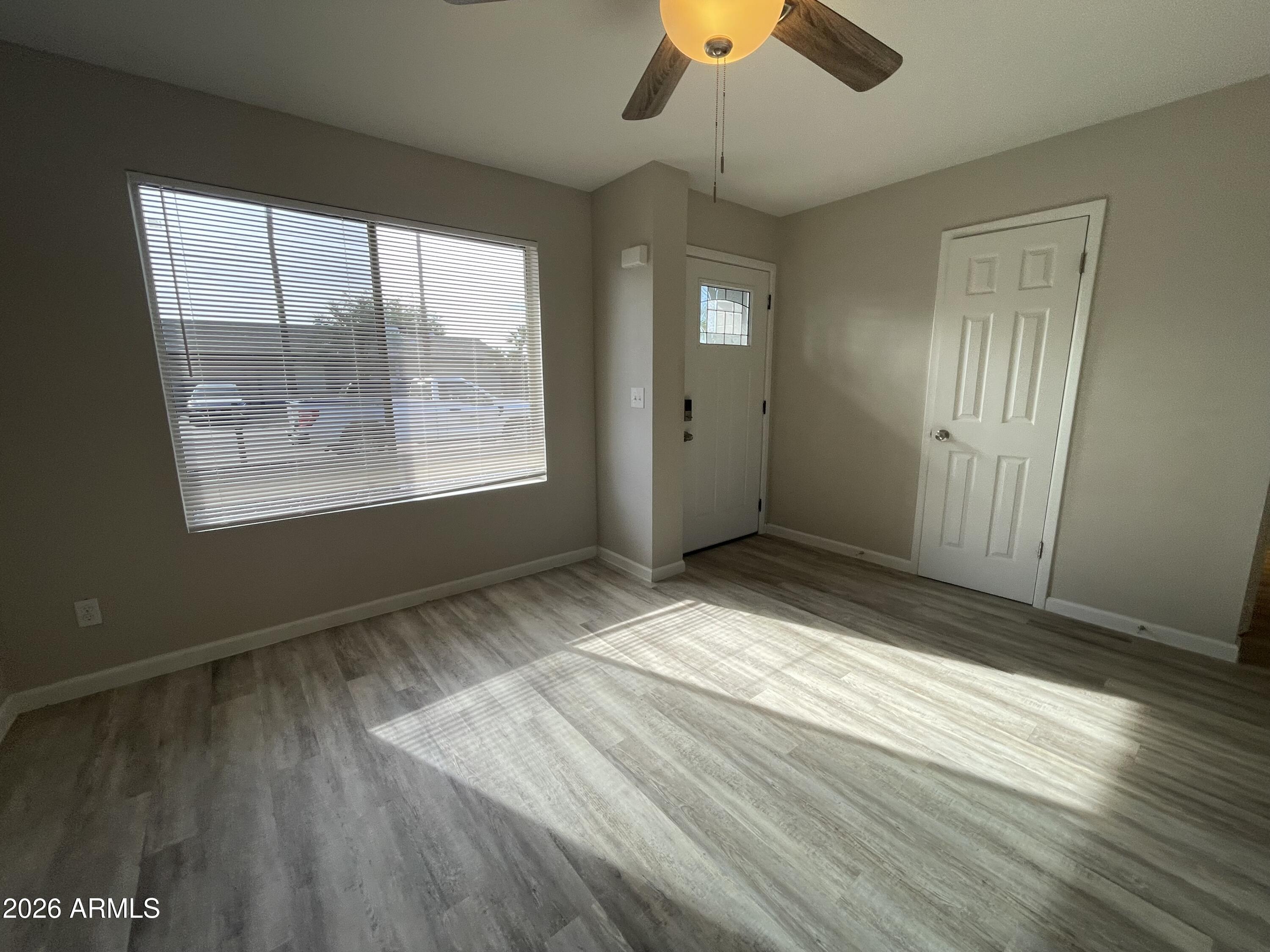 2128 W HARTFORD Avenue