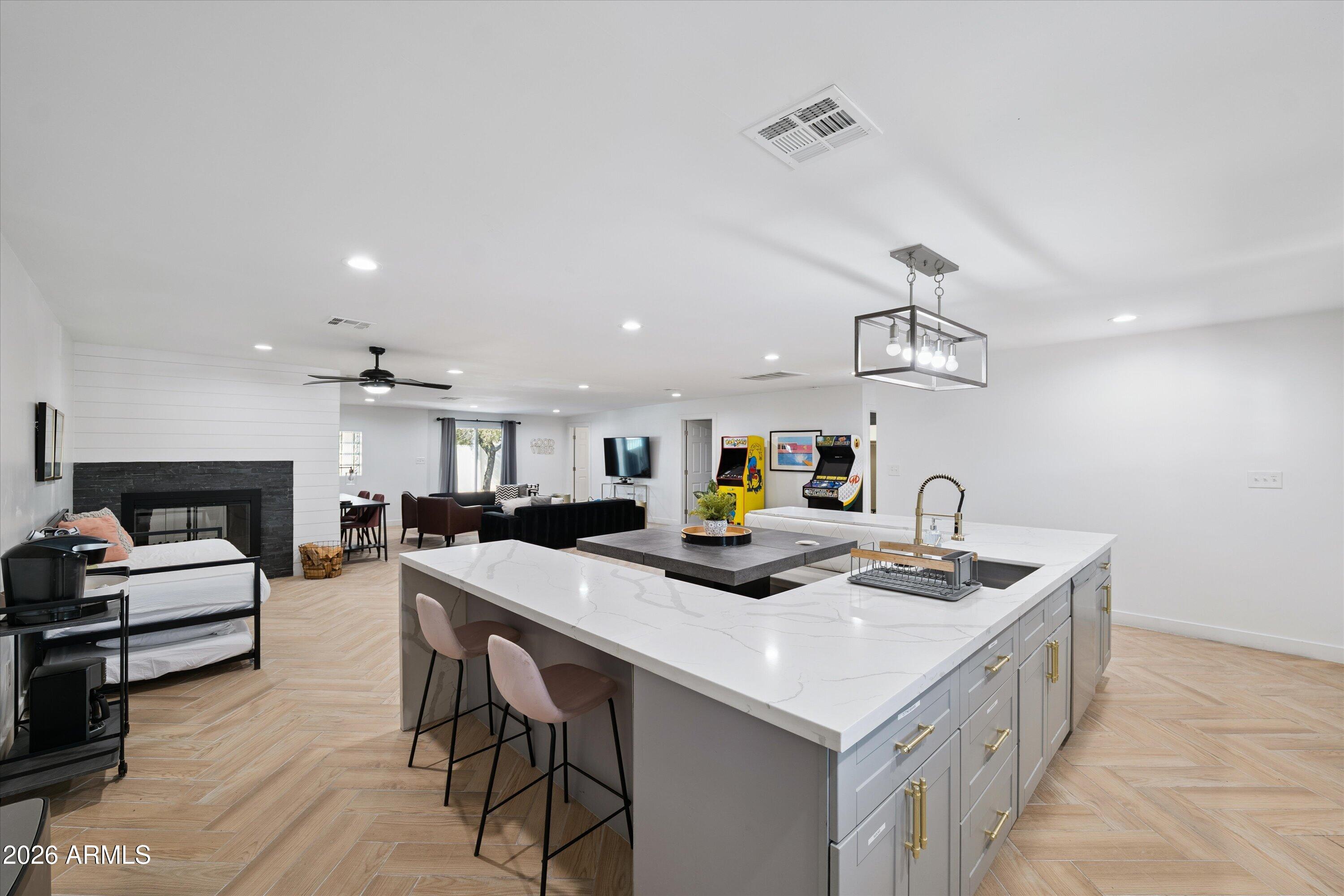 1720 W SUNNYSLOPE Lane