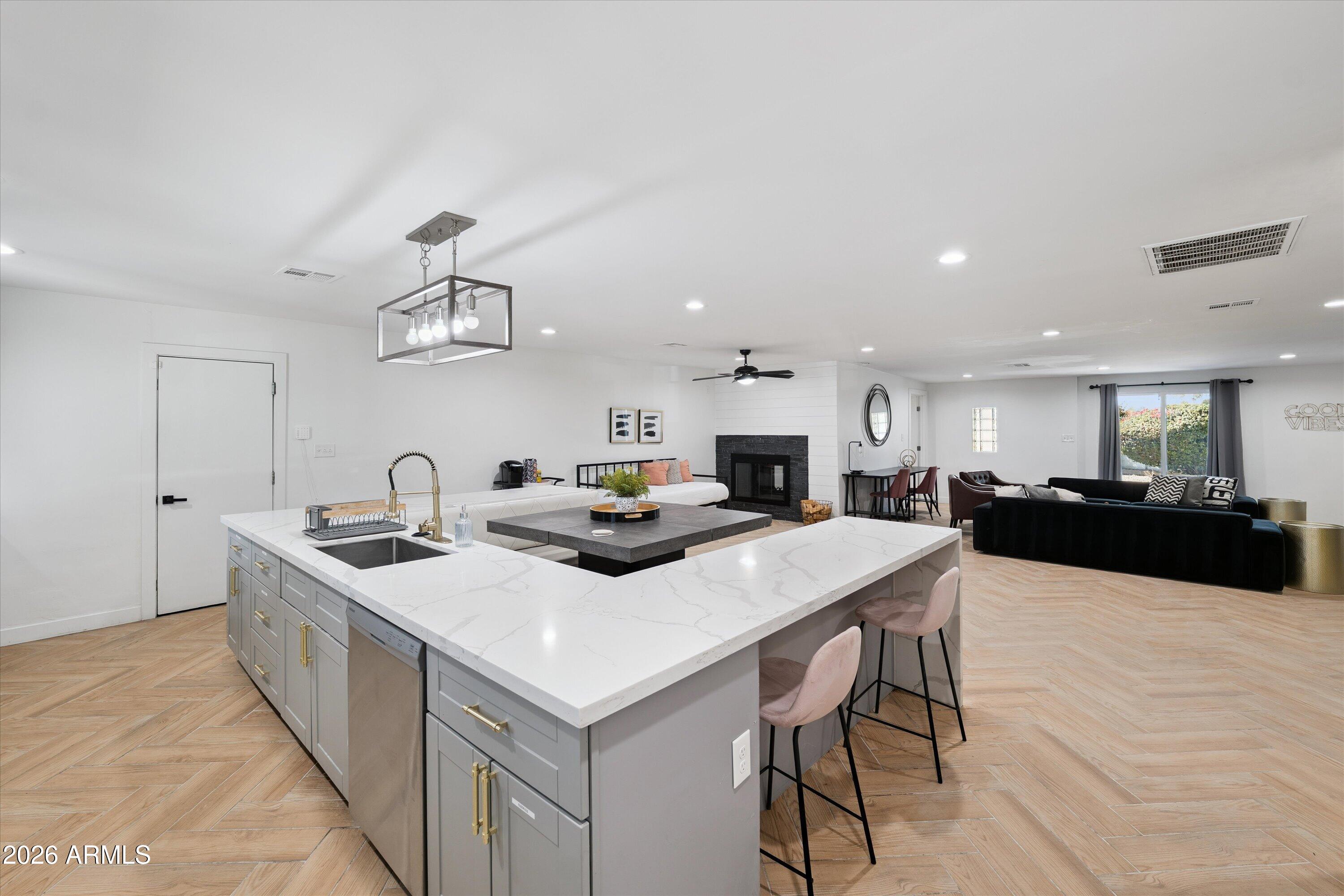 1720 W SUNNYSLOPE Lane